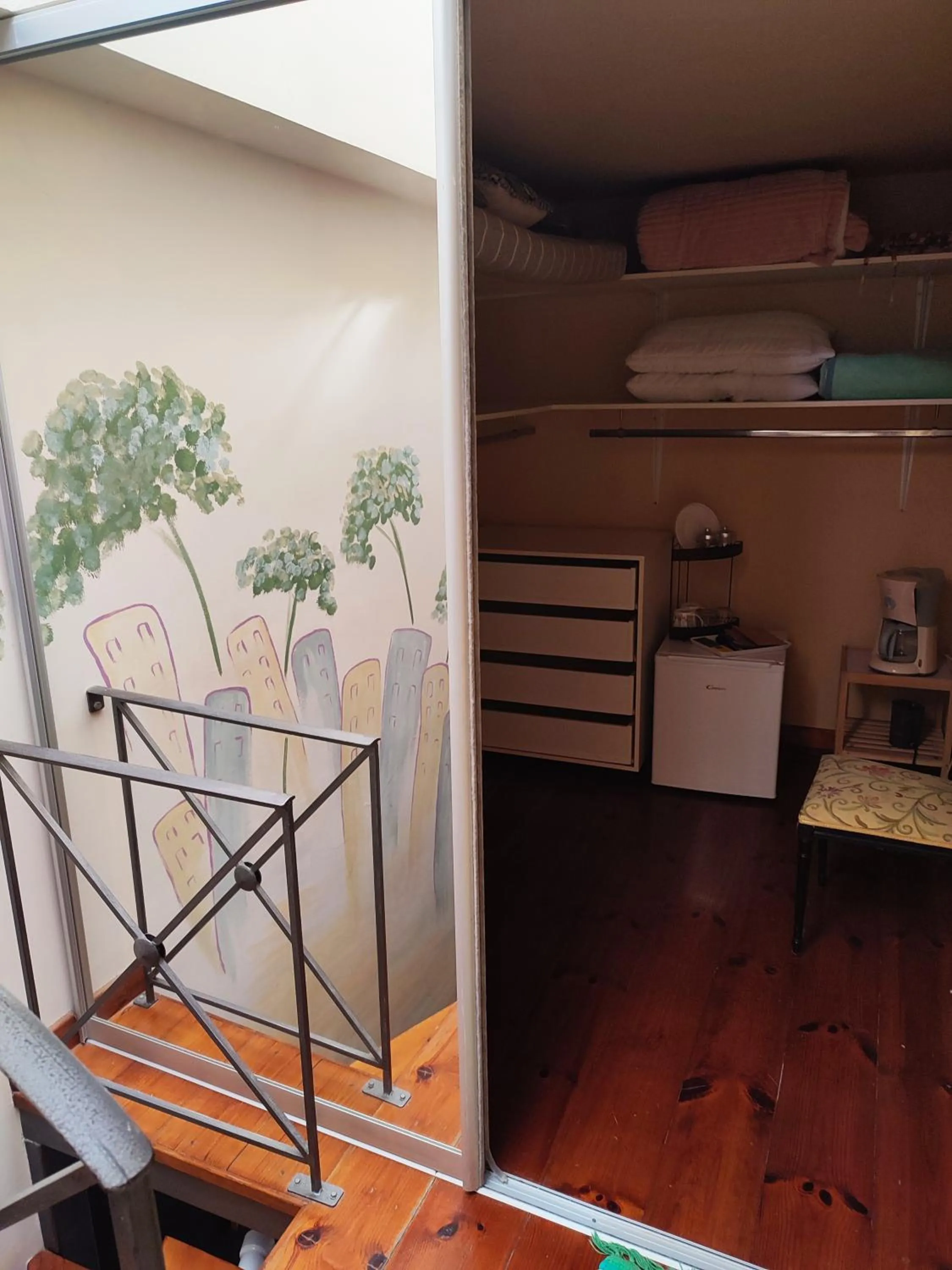 wardrobe in Locadiera Pansion