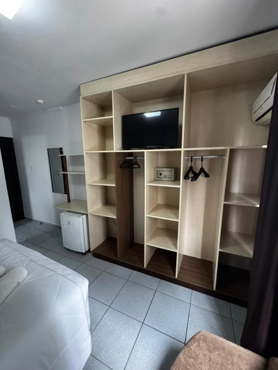 wardrobe, Bed in Mar Hotel