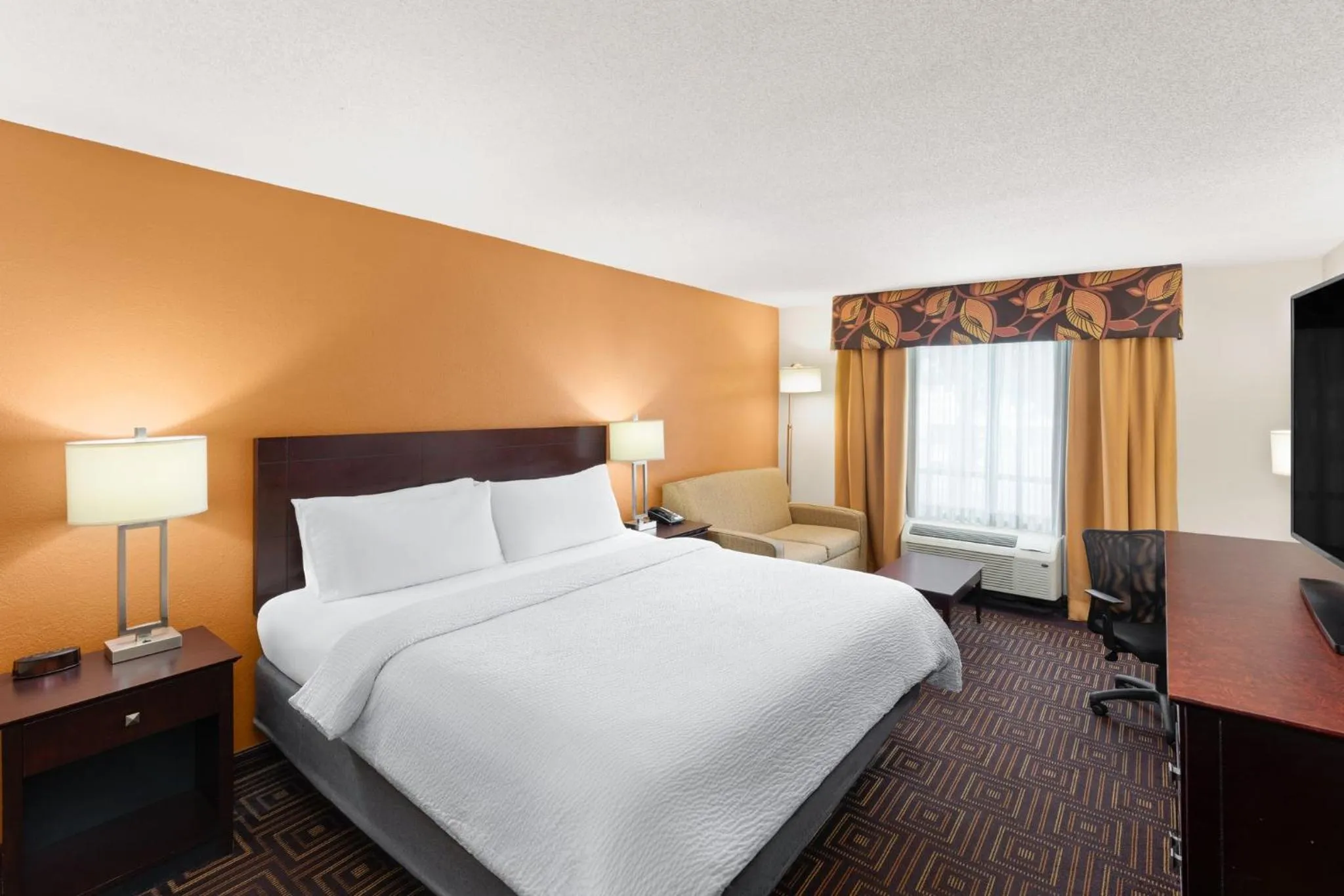 Photo of the whole room, Bed in Holiday Inn Knoxville West - Cedar Bluff Rd by IHG