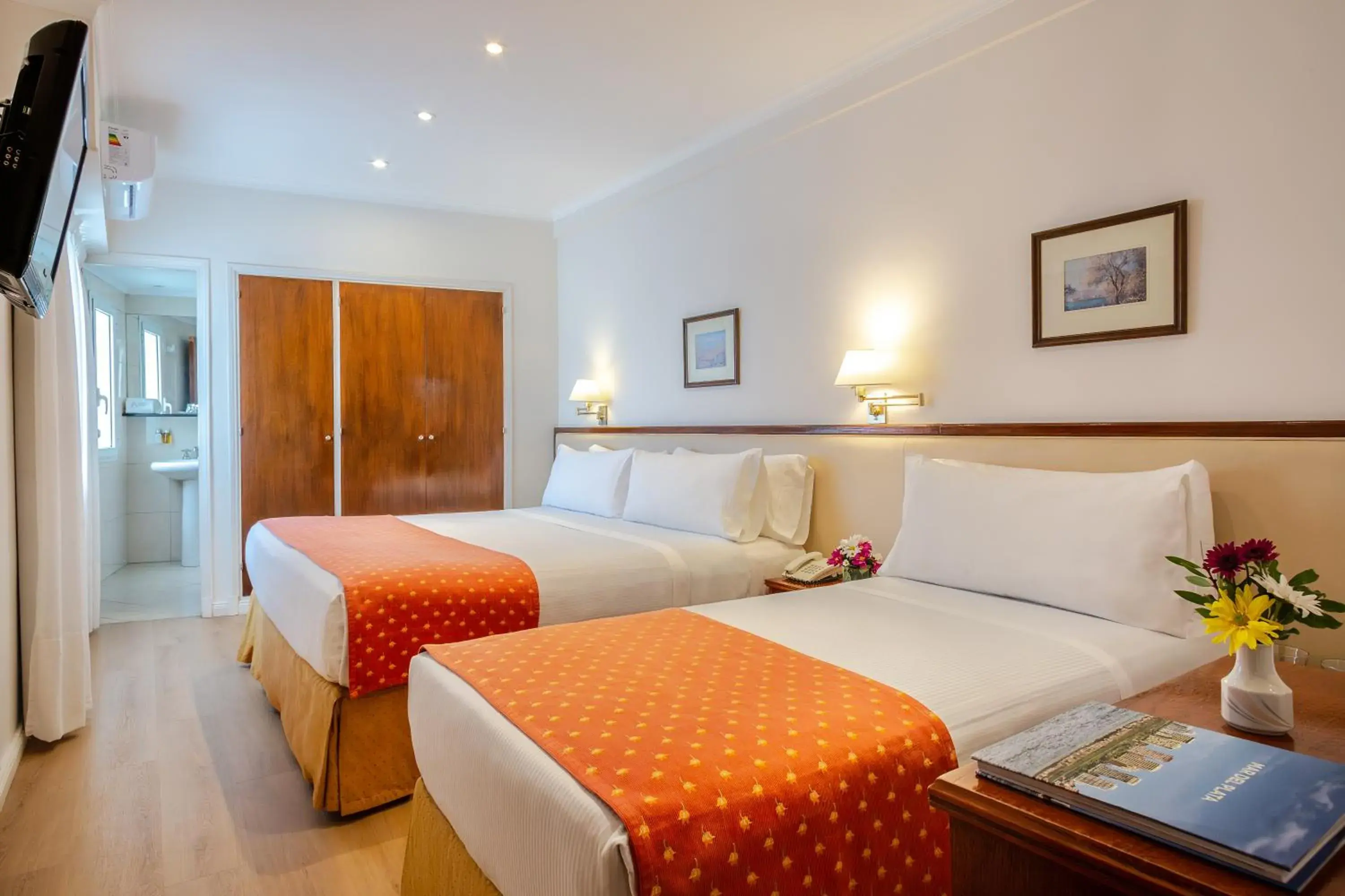 Triple Room in Hotel Iruña Triple Room in Hotel Iruña