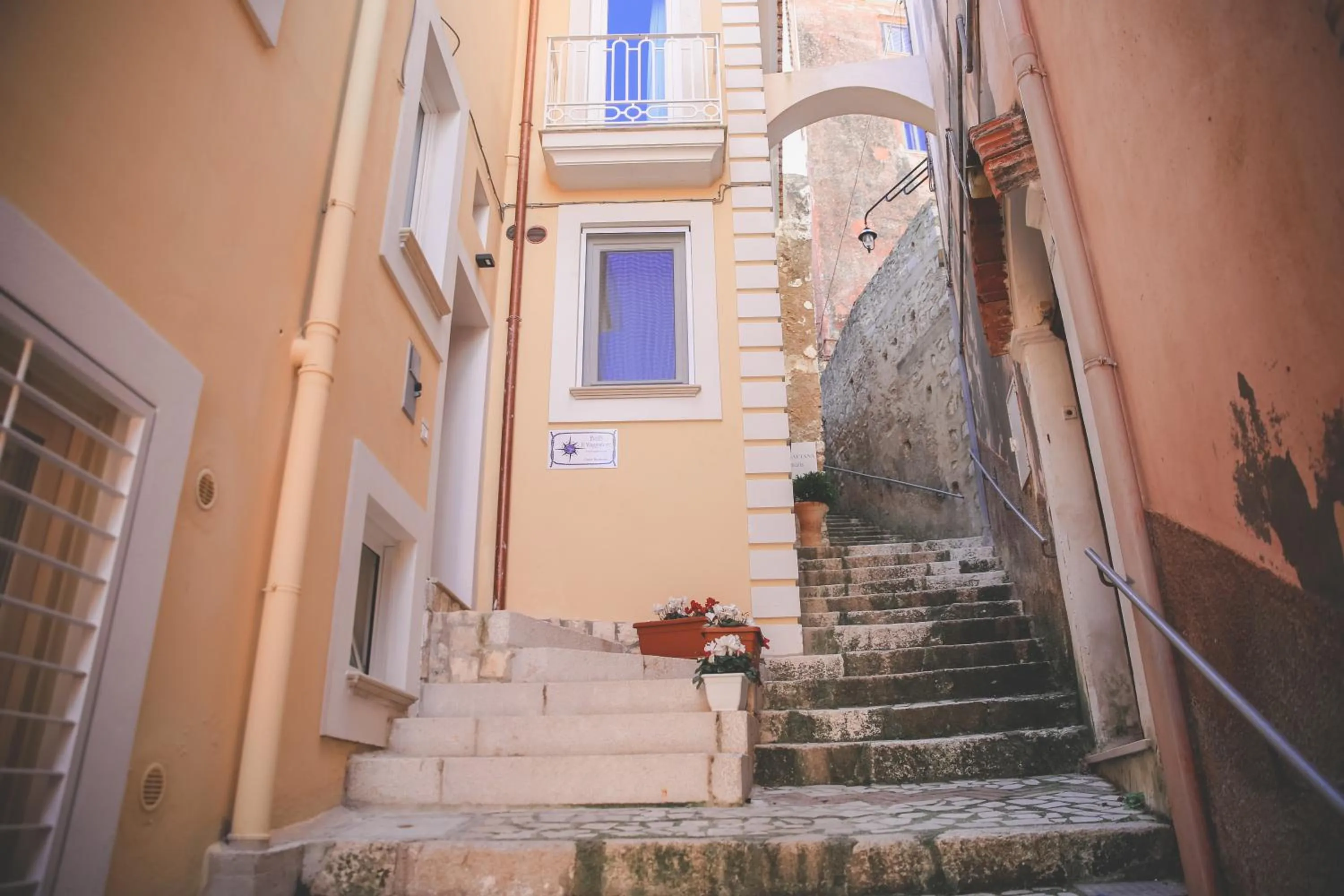 Facade/entrance in Il Viaggiatore Gaeta Medievale B&B