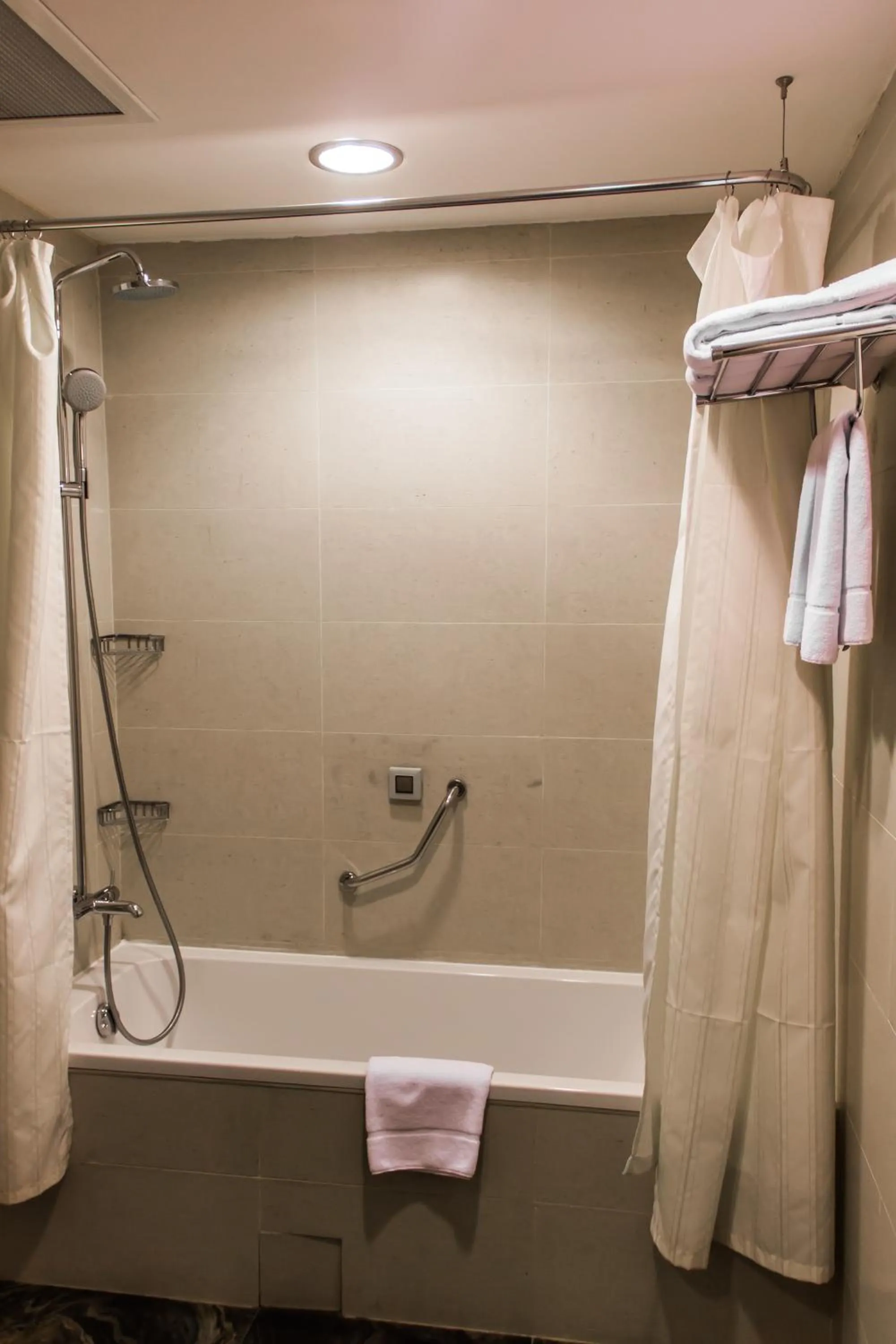 Bathroom in Parkside Hotel & Apartments