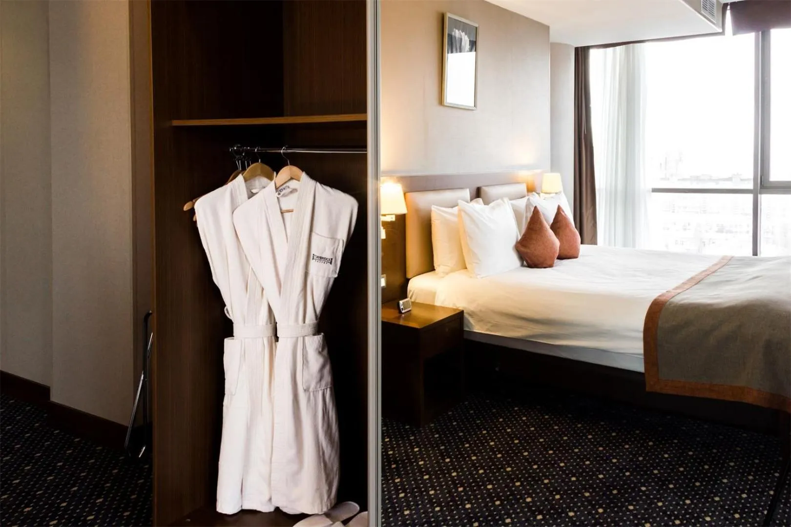 Bed in Parkside Hotel & Apartments