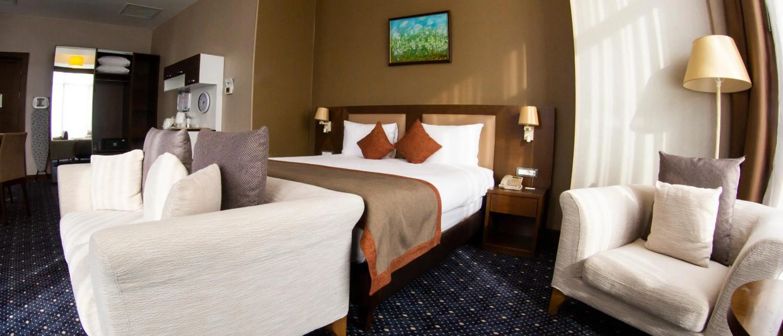 Bedroom, Bed in Parkside Hotel & Apartments