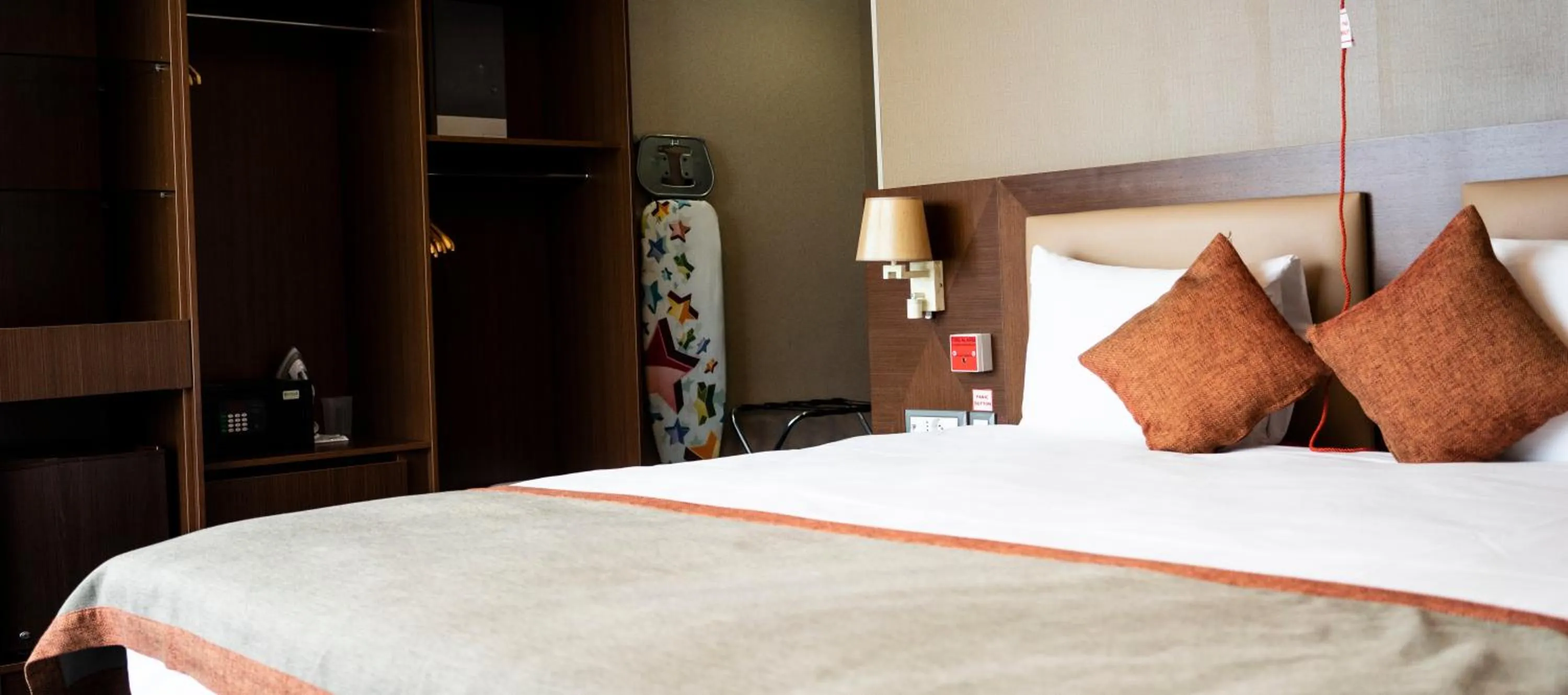 Bed in Parkside Hotel & Apartments