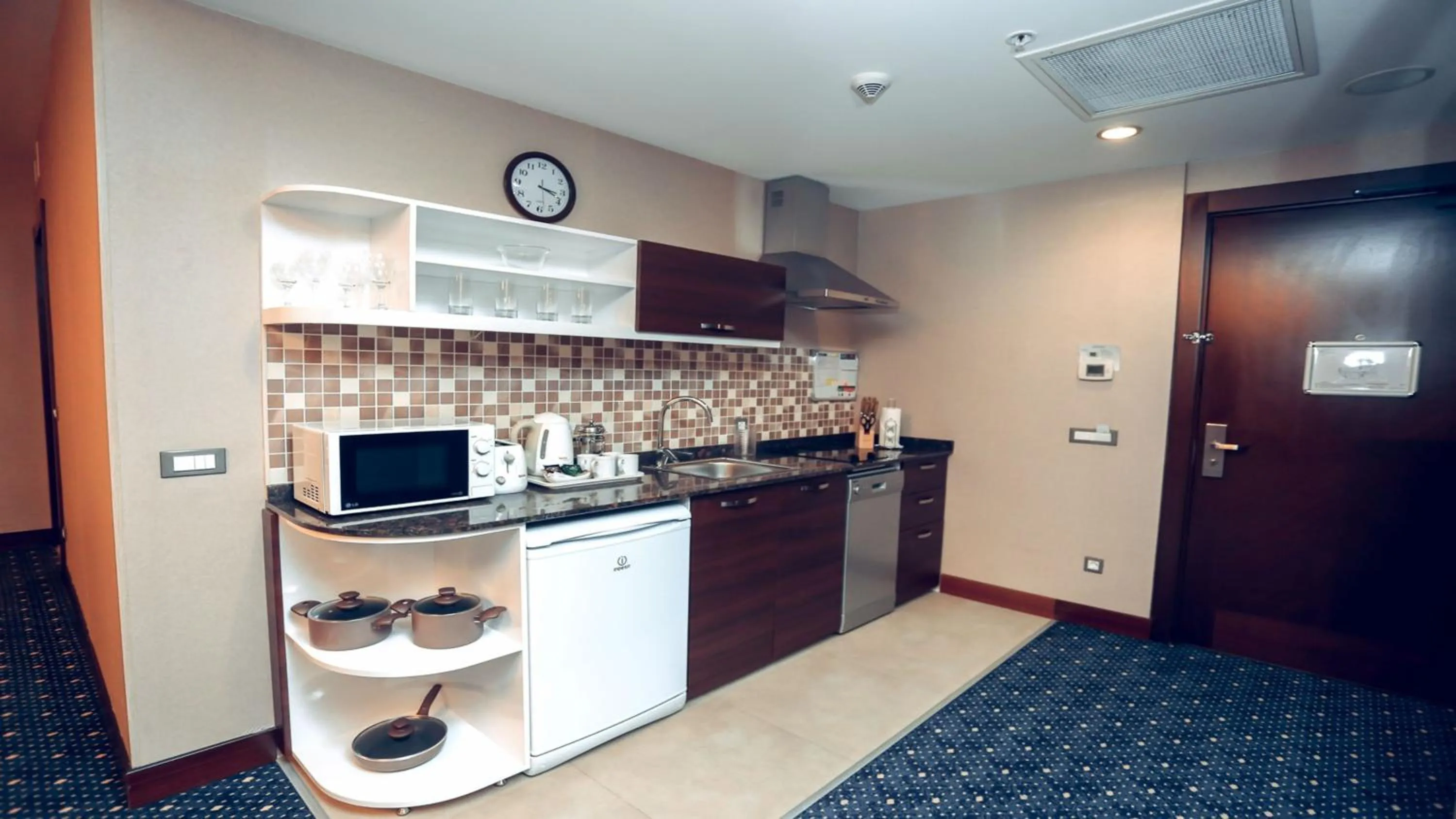 Kitchen or kitchenette in Parkside Hotel & Apartments