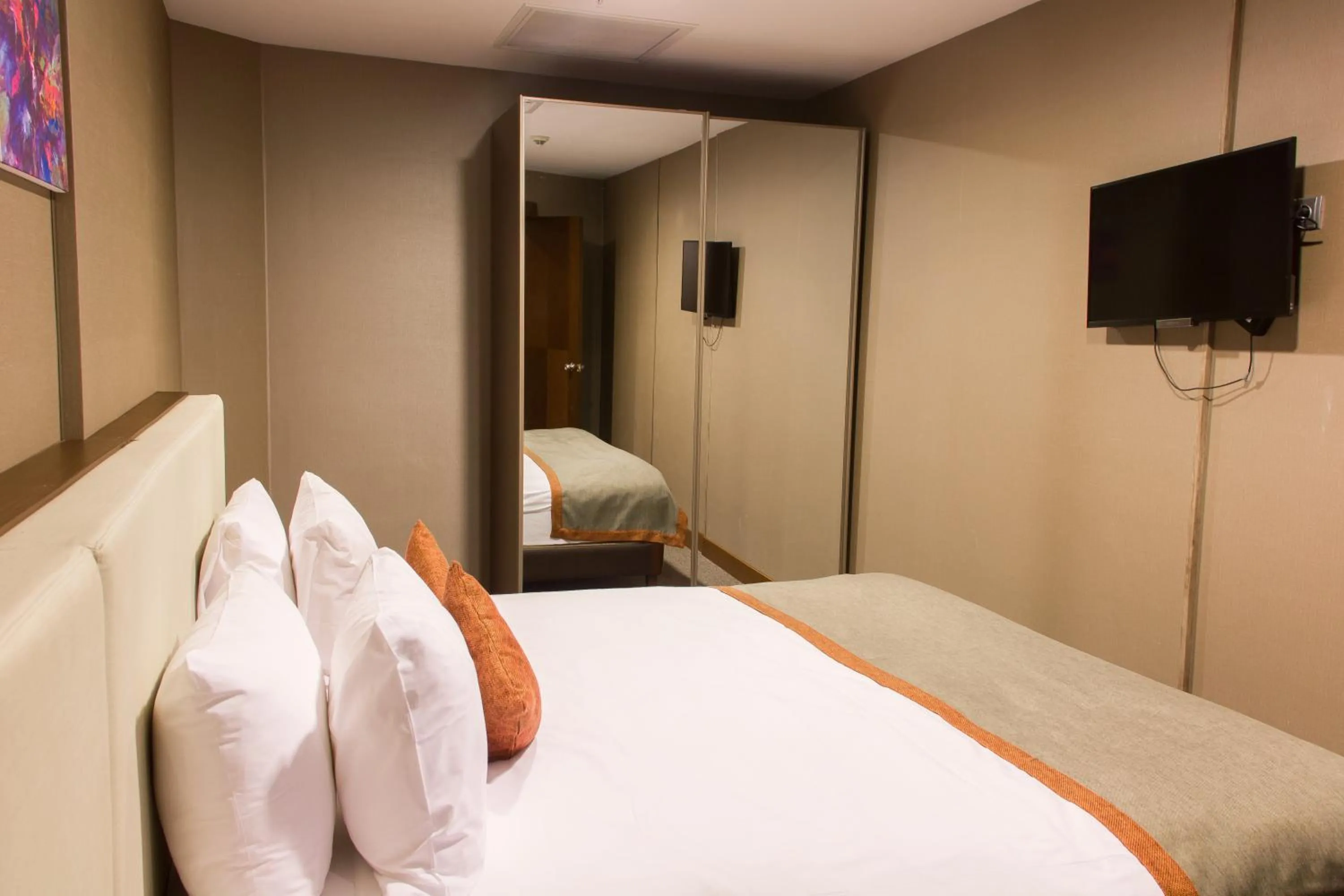 Bed in Parkside Hotel & Apartments