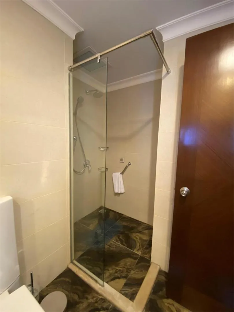 Shower in Parkside Hotel & Apartments