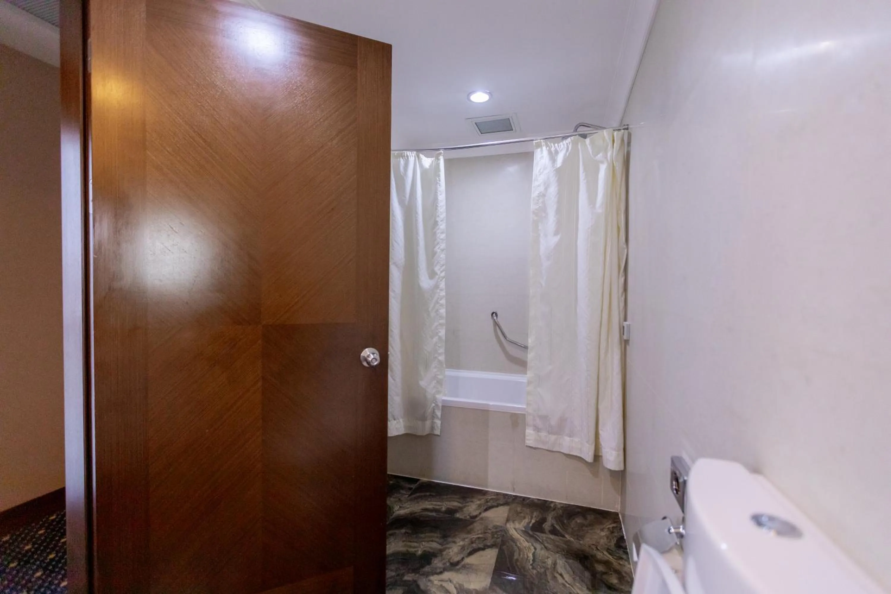 Bath in Parkside Hotel & Apartments