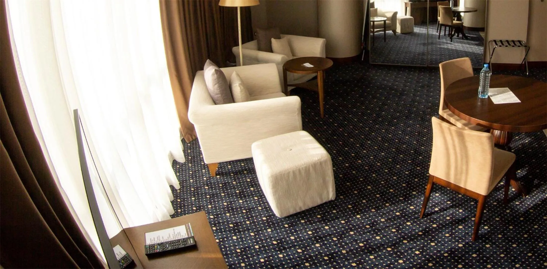 Living room in Parkside Hotel & Apartments