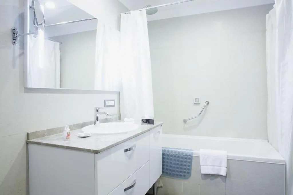 Bathroom in Parkside Hotel & Apartments