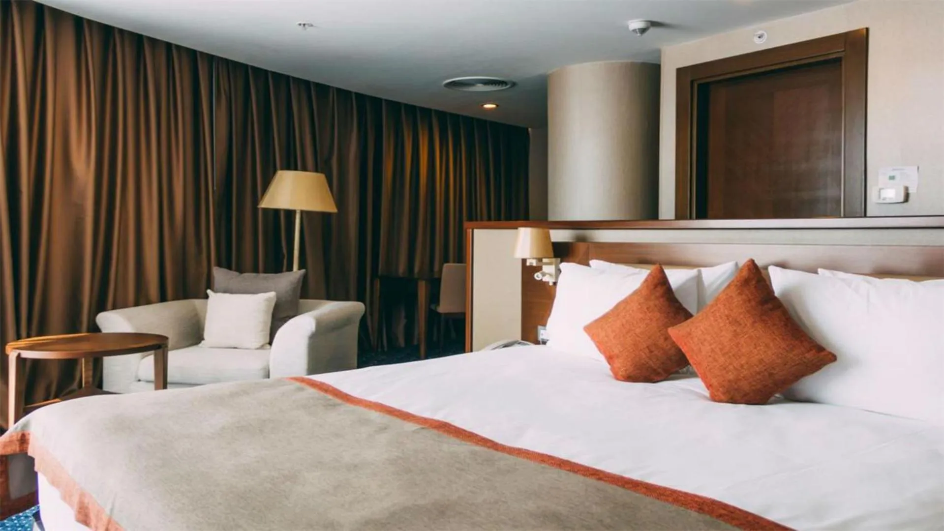 Bed in Parkside Hotel & Apartments