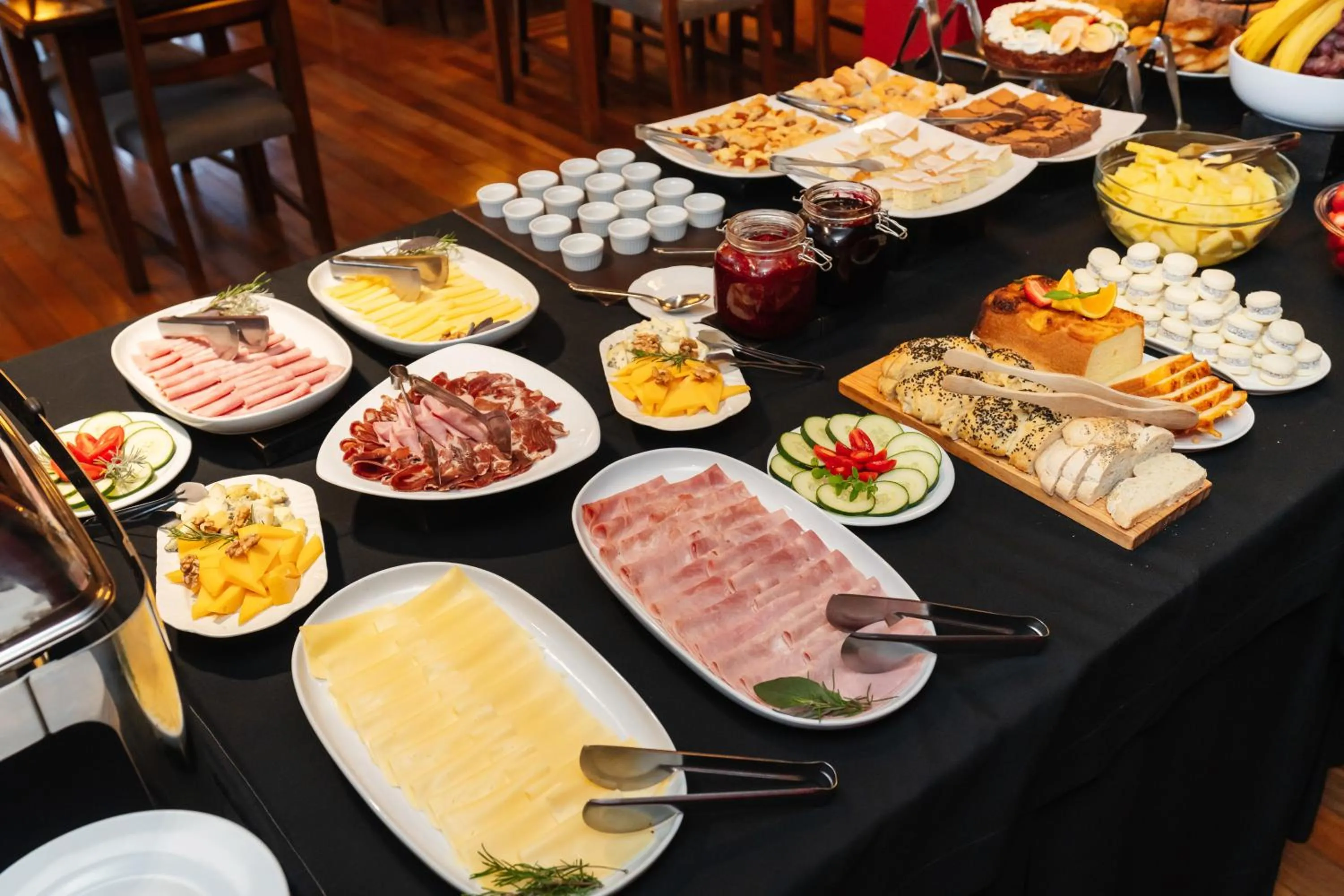 Buffet breakfast in Loi Suites Chapelco Hotel