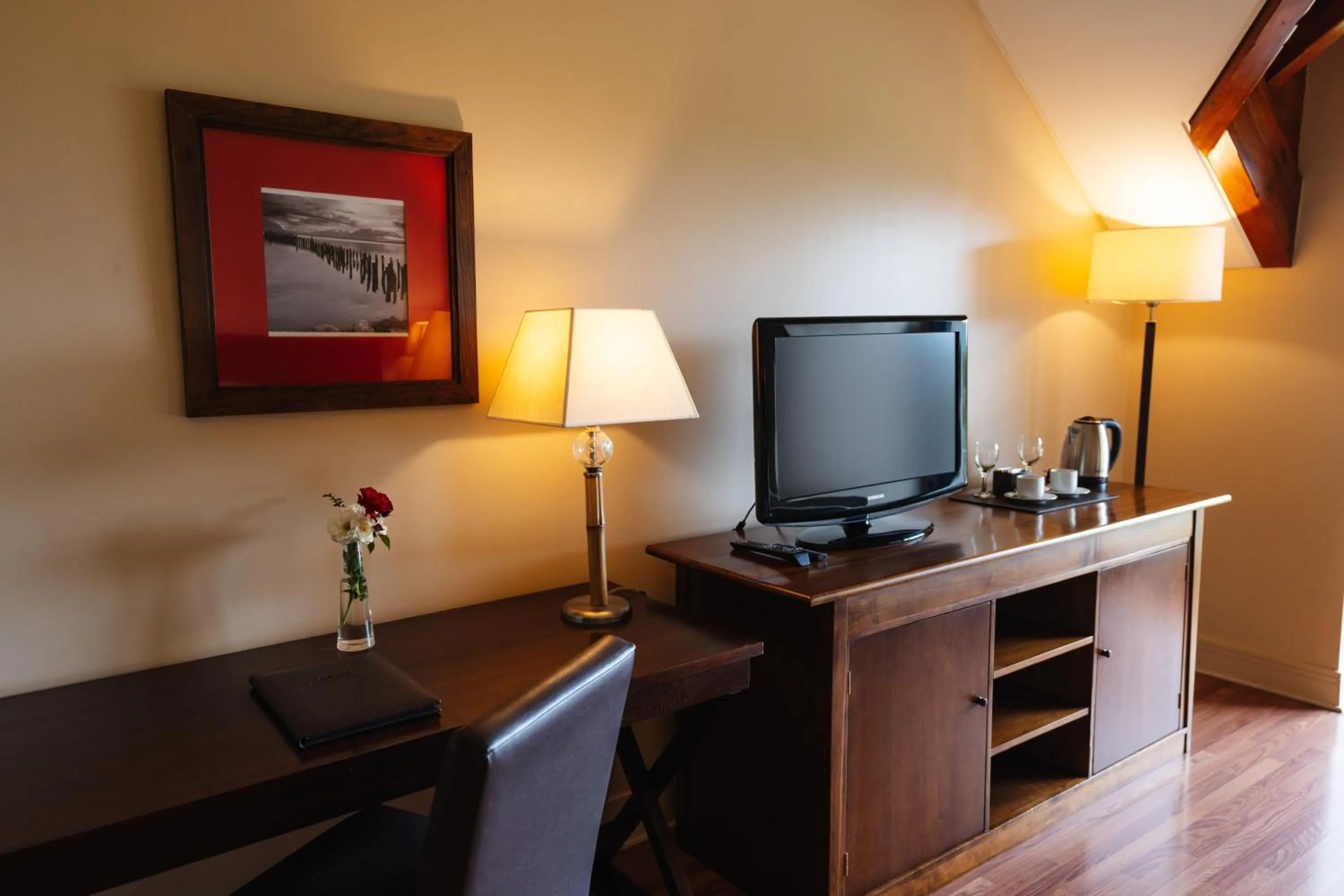 TV and multimedia in Loi Suites Chapelco Hotel