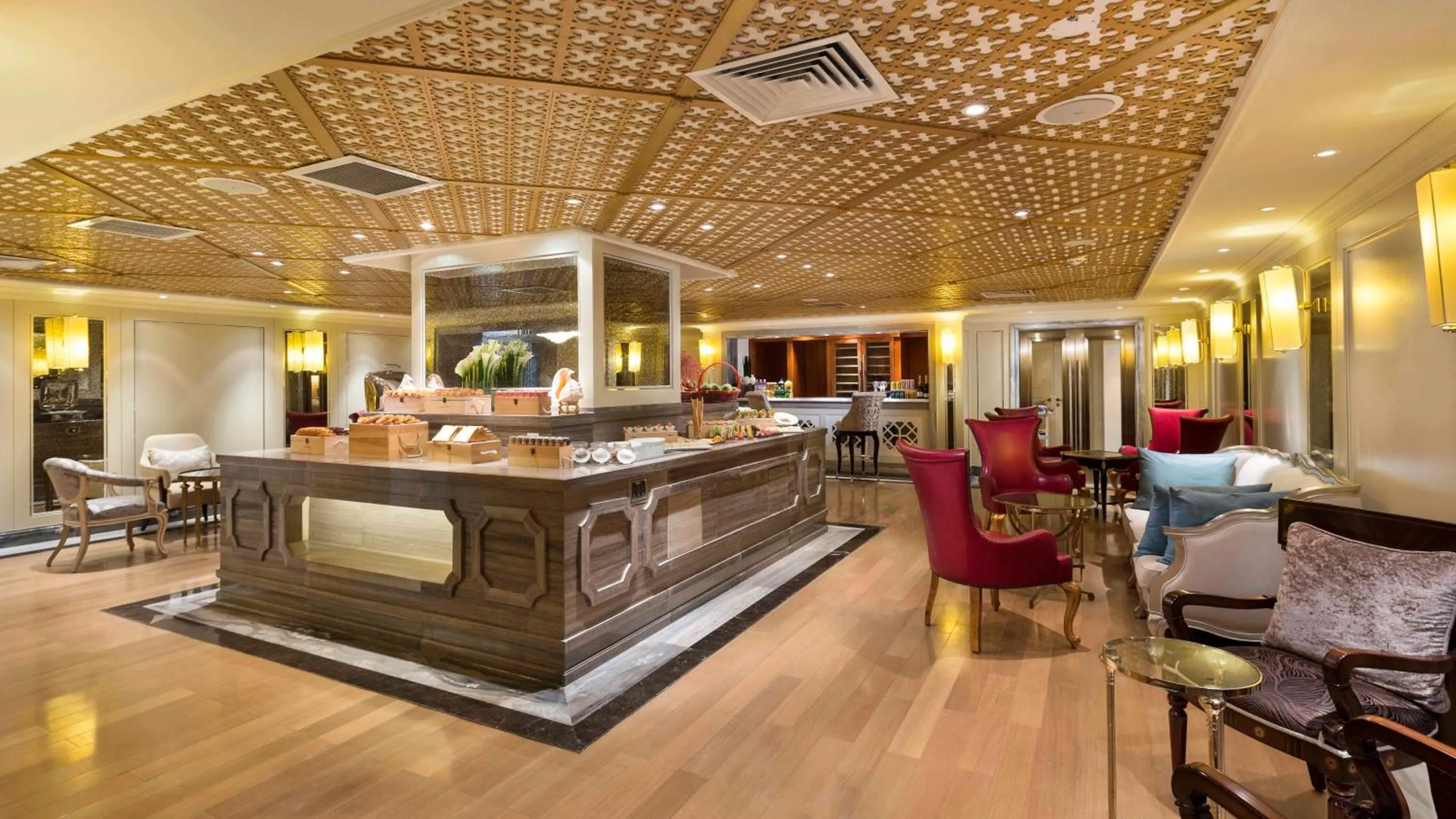Lounge or bar in Crowne Plaza Resort Sanya Bay by IHG