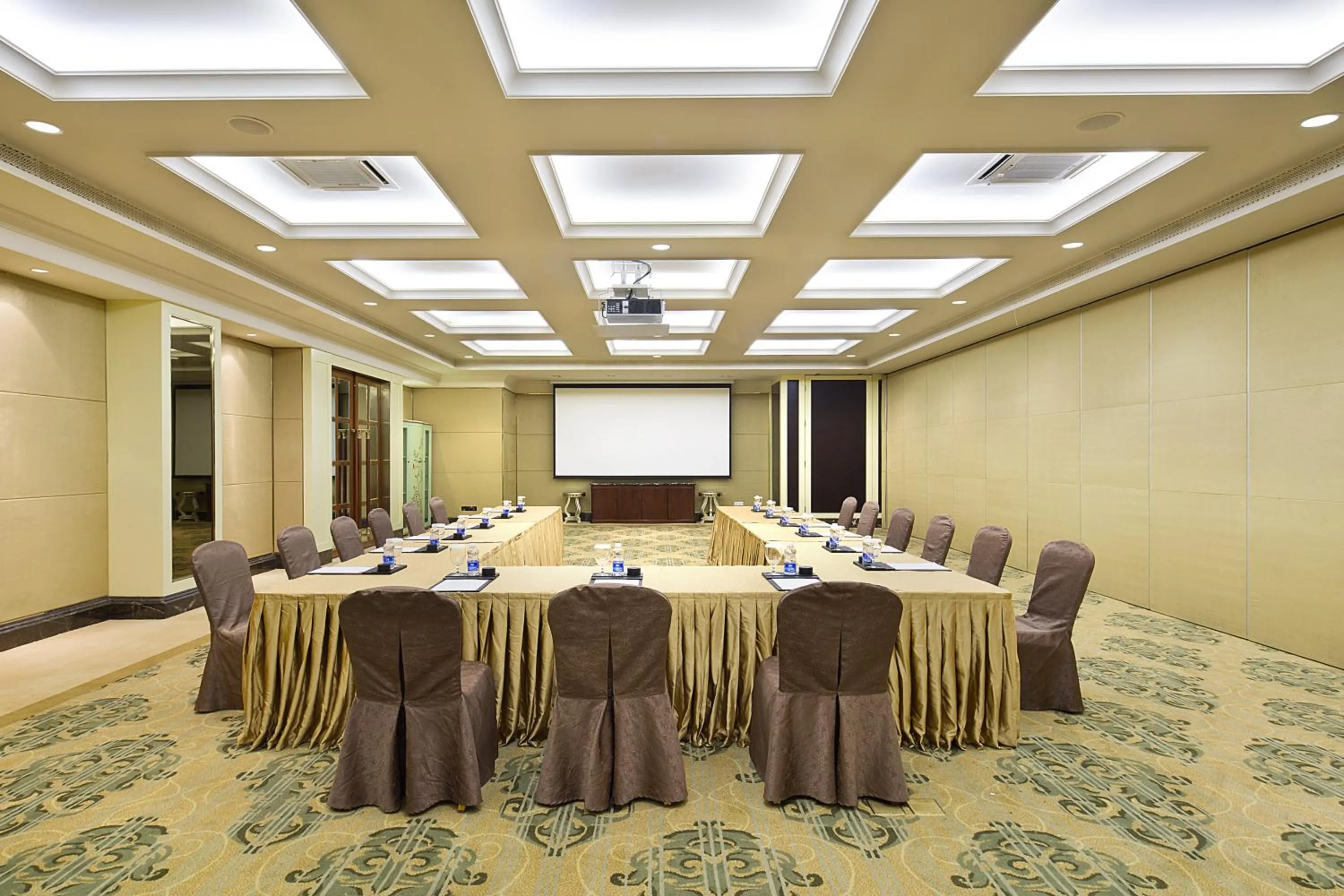 Meeting/conference room in Crowne Plaza Resort Sanya Bay by IHG