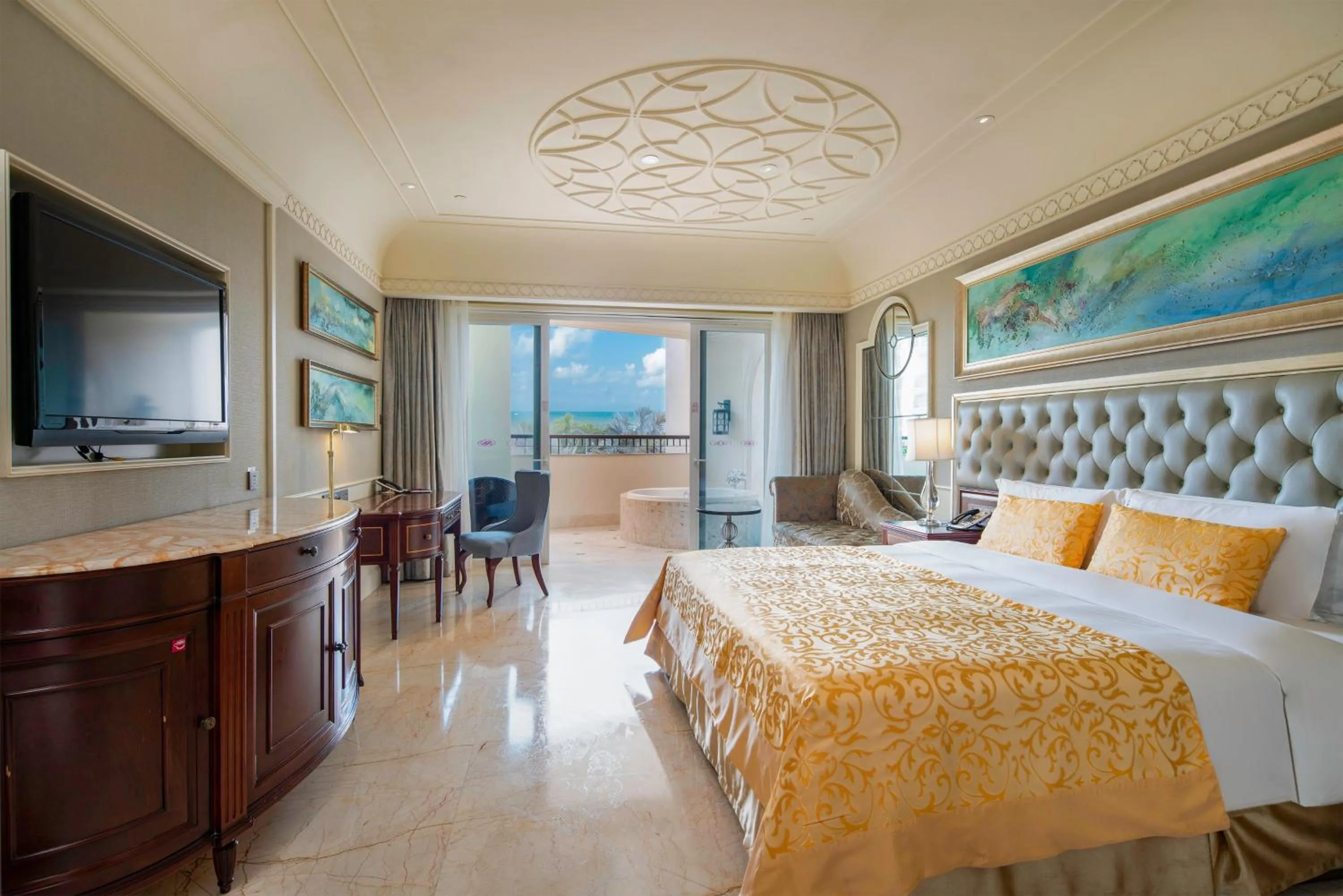 Photo of the whole room, Bed in Crowne Plaza Resort Sanya Bay by IHG