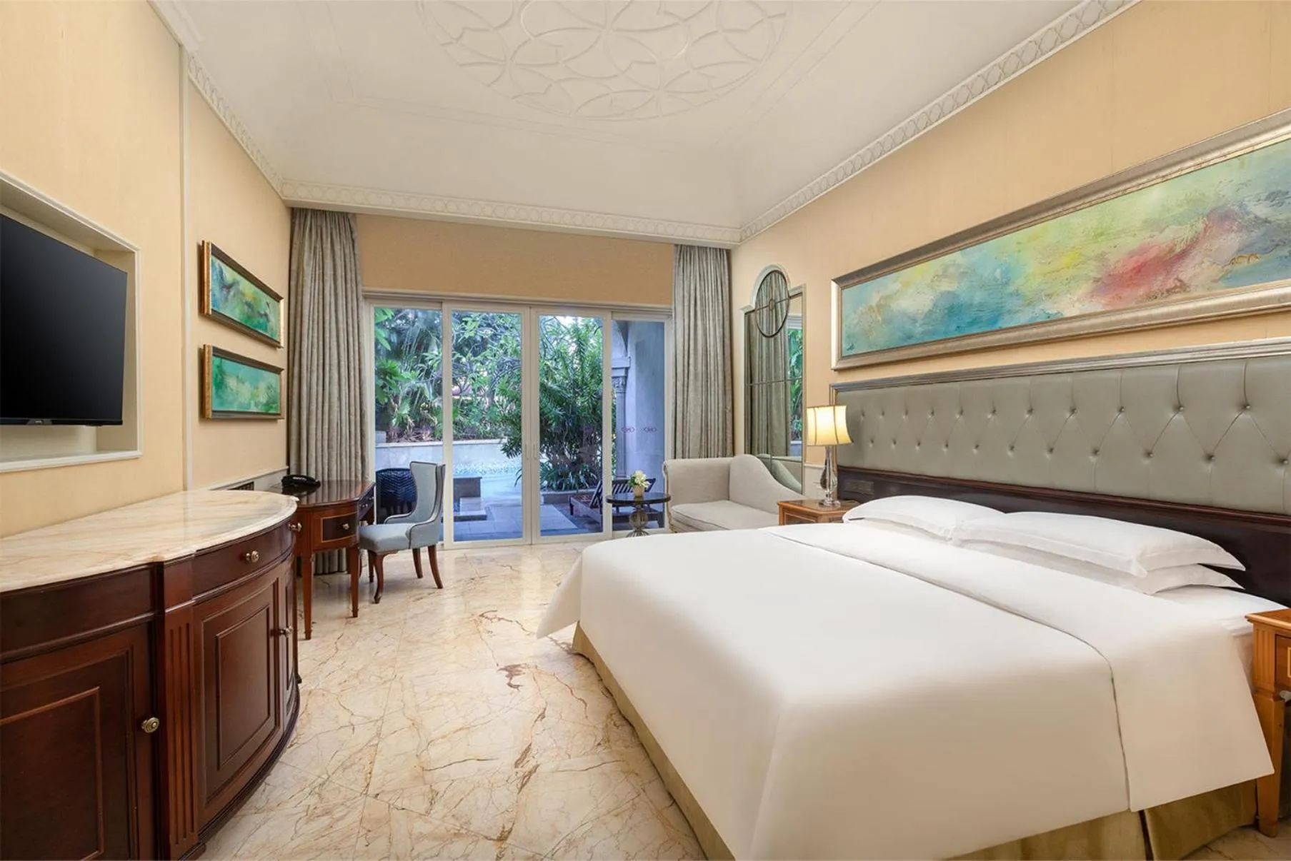 Photo of the whole room, Bed in Crowne Plaza Resort Sanya Bay by IHG