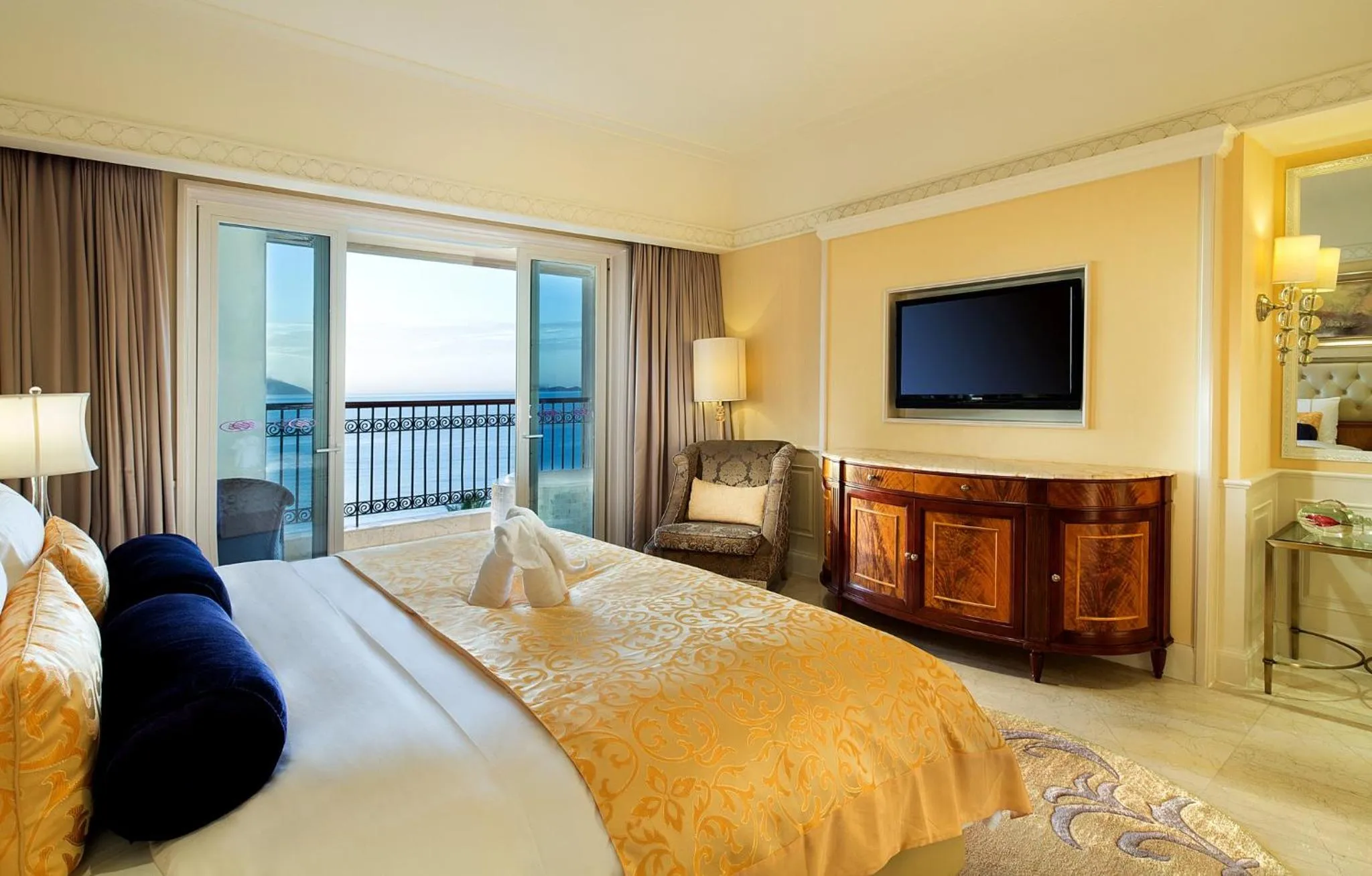 Photo of the whole room, Bed in Crowne Plaza Resort Sanya Bay by IHG