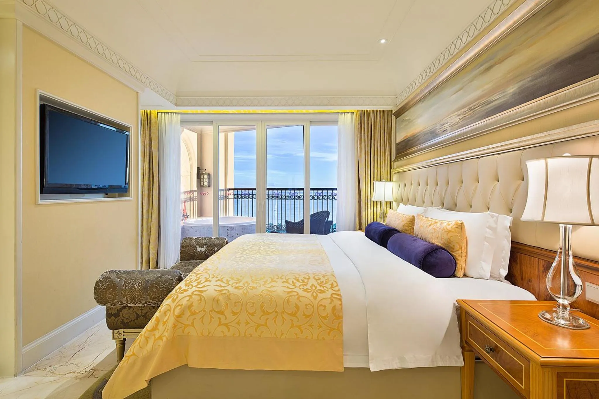 Photo of the whole room, Bed in Crowne Plaza Resort Sanya Bay by IHG