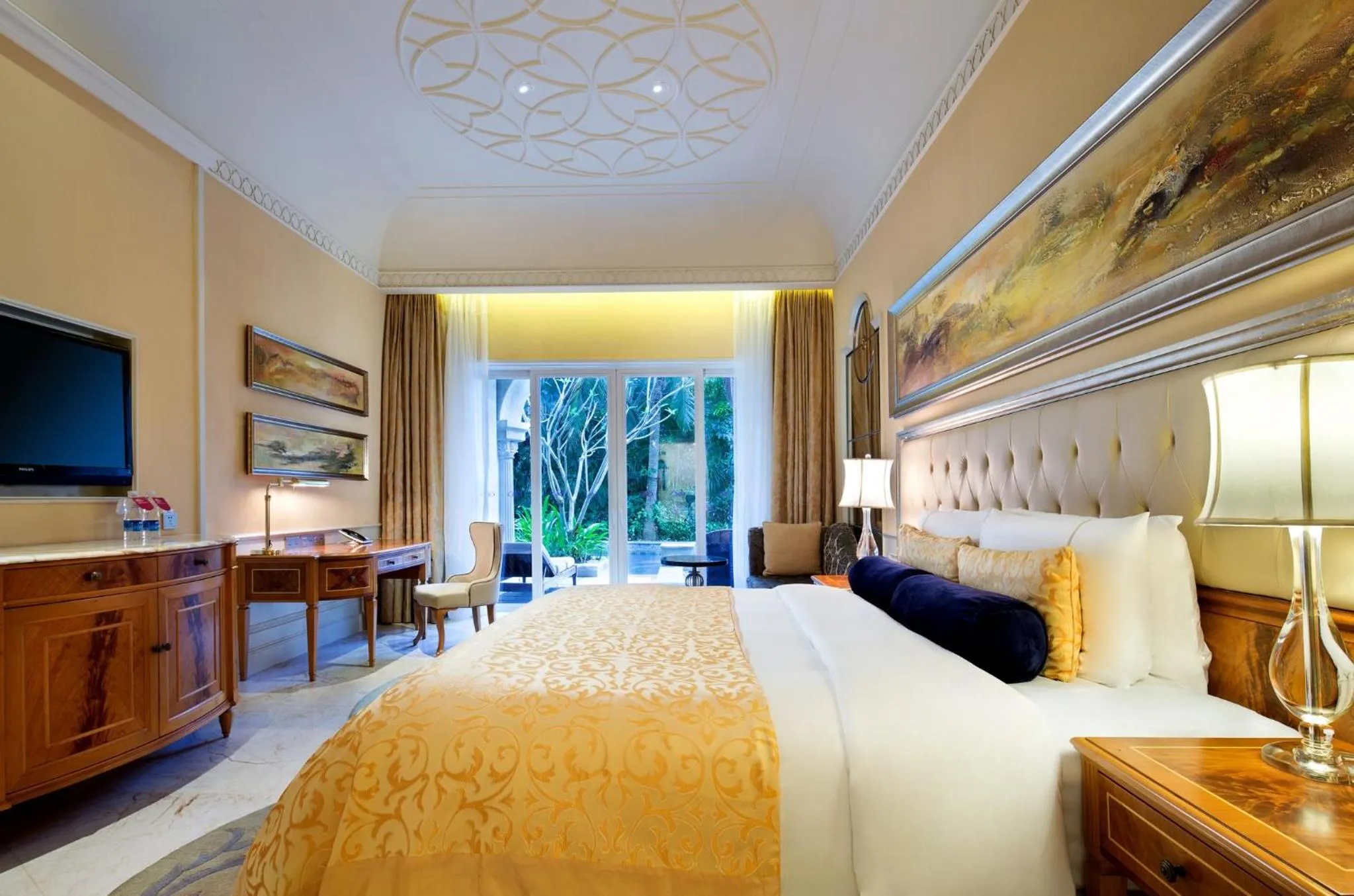Photo of the whole room, Bed in Crowne Plaza Resort Sanya Bay by IHG