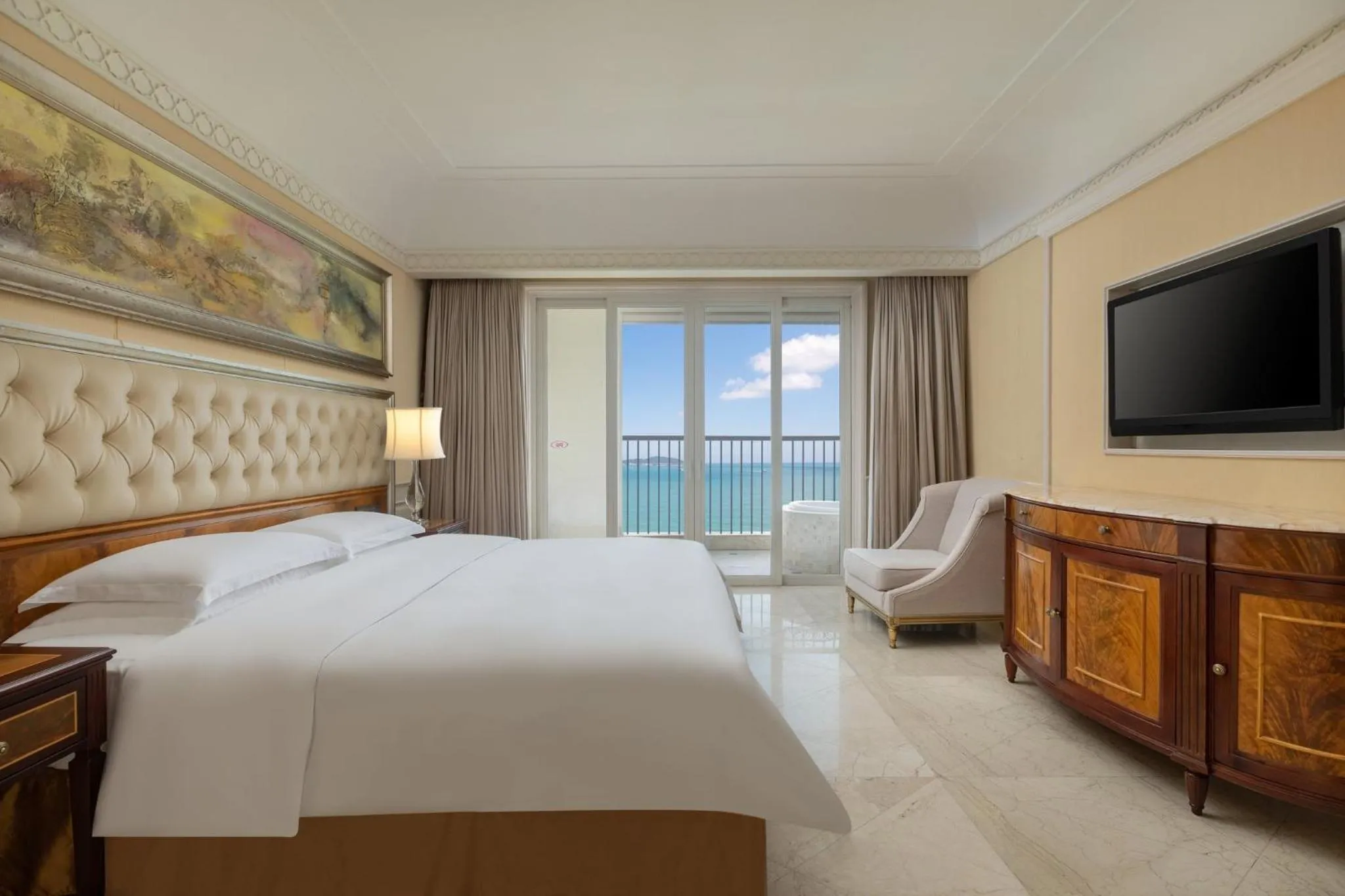 Photo of the whole room, Bed in Crowne Plaza Resort Sanya Bay by IHG