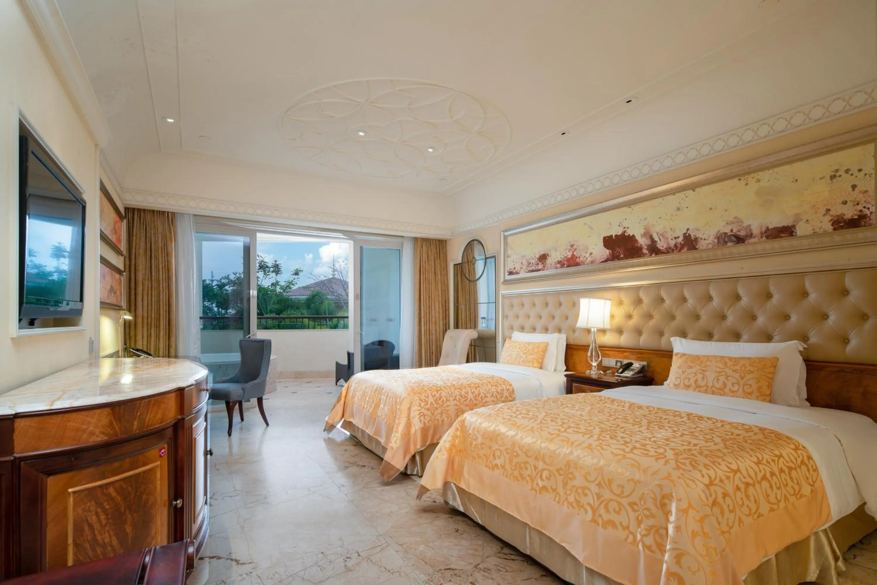 Photo of the whole room, Bed in Crowne Plaza Resort Sanya Bay by IHG