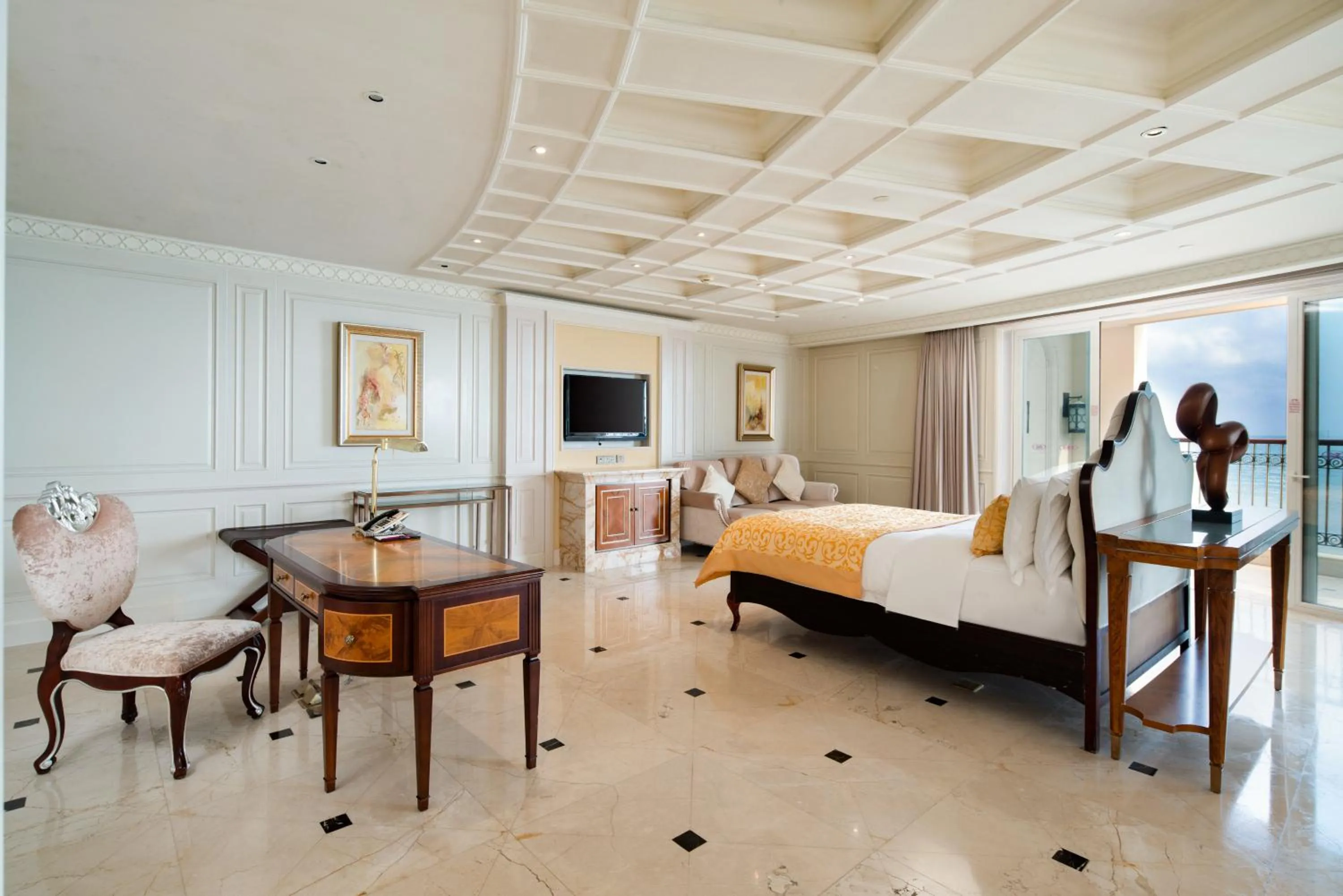 Photo of the whole room, Bed in Crowne Plaza Resort Sanya Bay by IHG