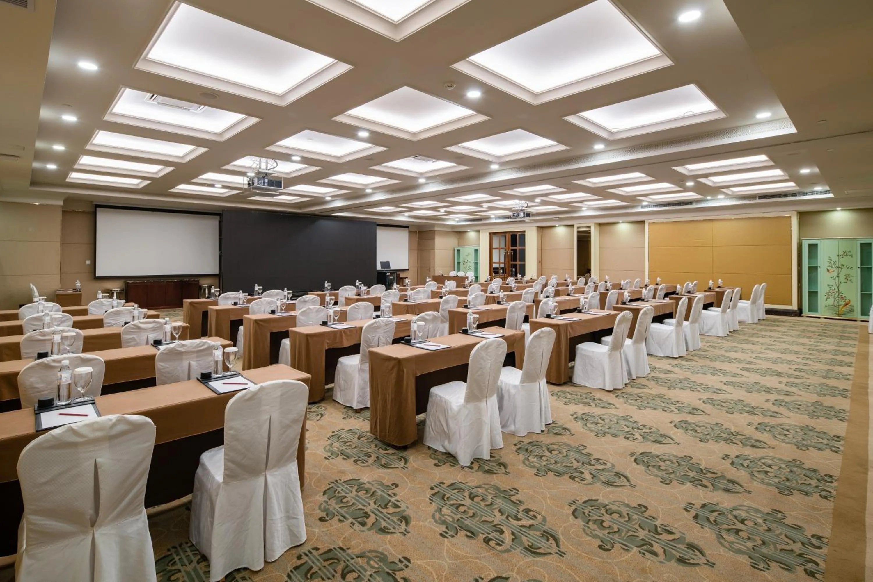 Meeting/conference room in Crowne Plaza Resort Sanya Bay by IHG