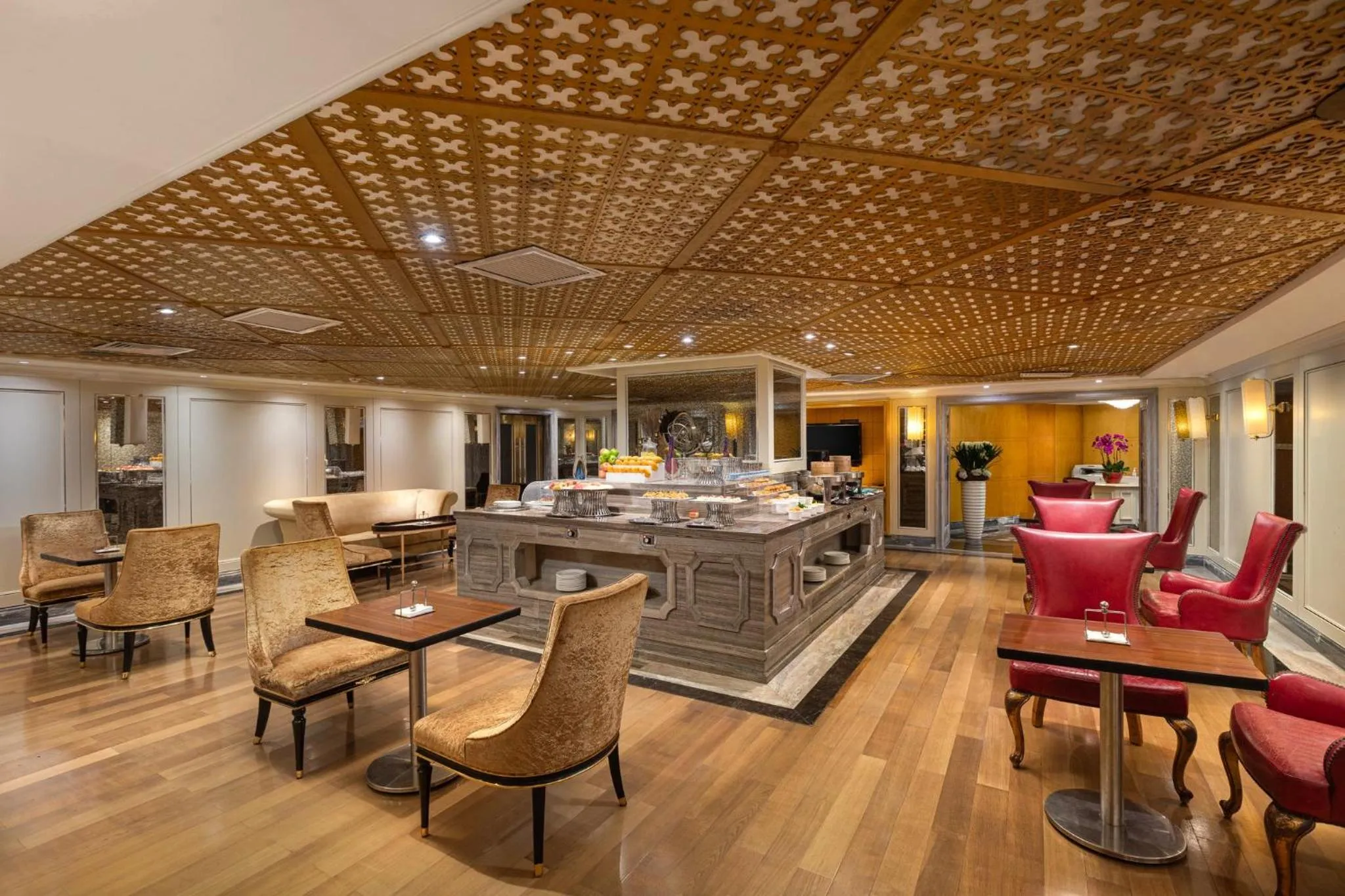 Breakfast in Crowne Plaza Resort Sanya Bay by IHG