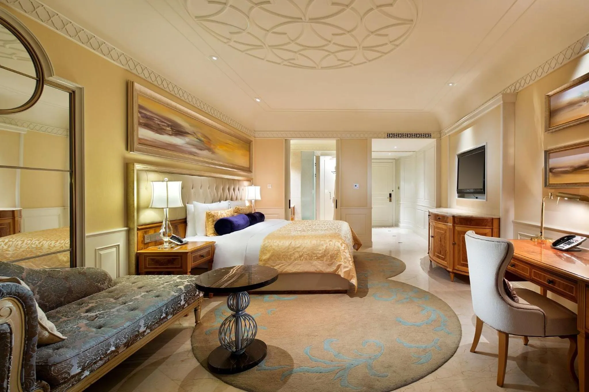 Photo of the whole room, Bed in Crowne Plaza Resort Sanya Bay by IHG