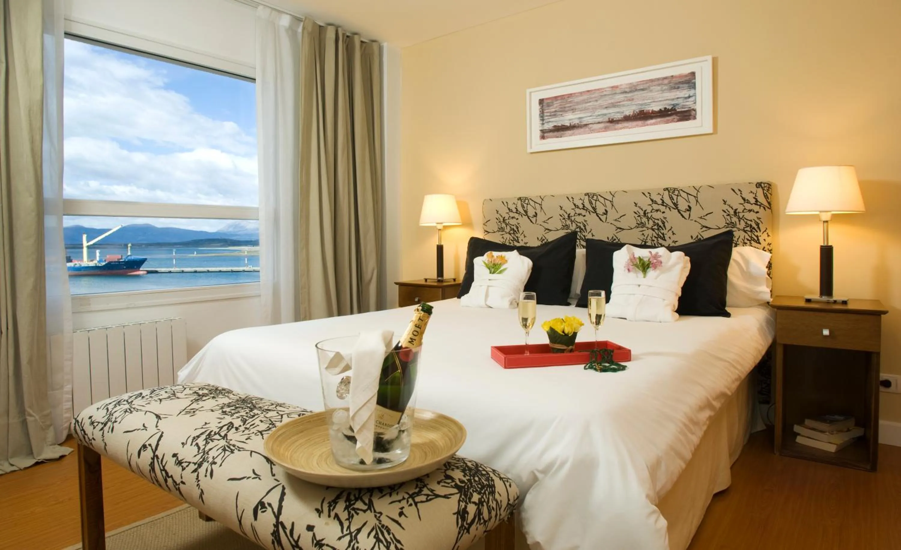 Bed in Cilene del Faro Suites & Spa