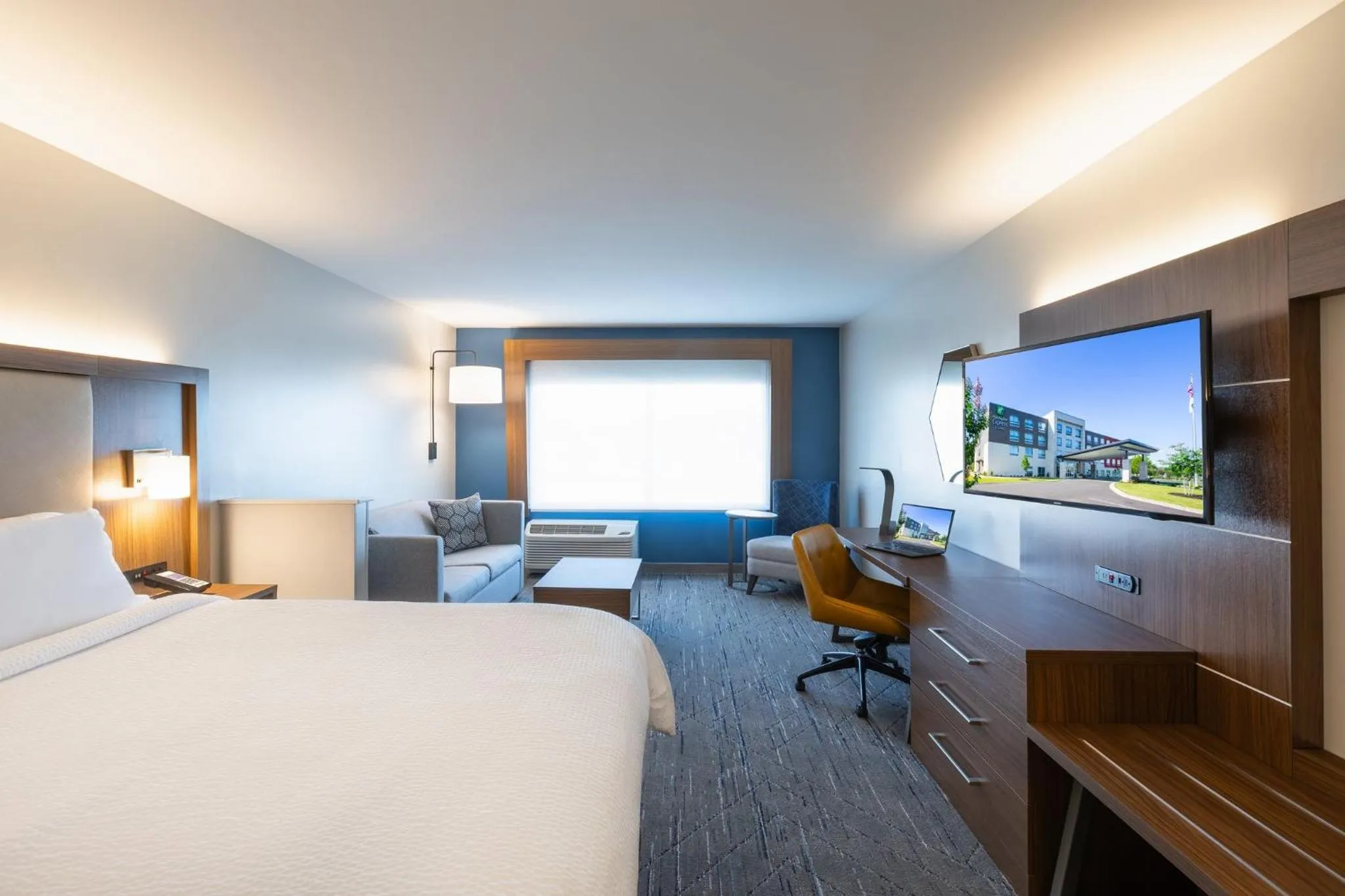 Photo of the whole room, Bed in Holiday Inn Express & Suites Greenwood Mall by IHG