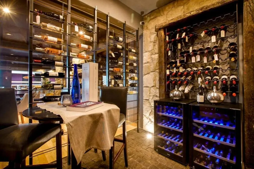 Restaurant/places to eat in Cacique Inacayal Lake Hotel & Spa