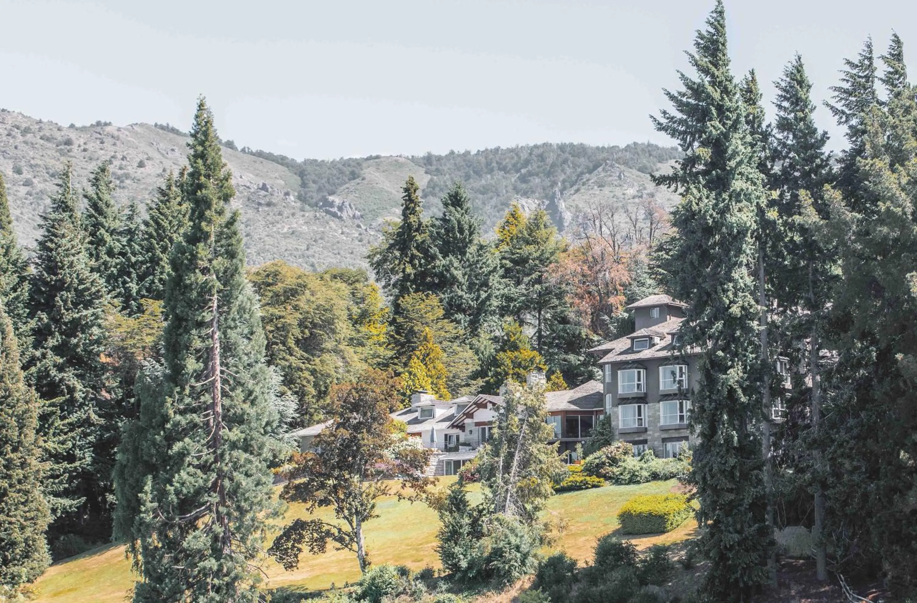 Property building in La Cascada Casa Patagónica by DON