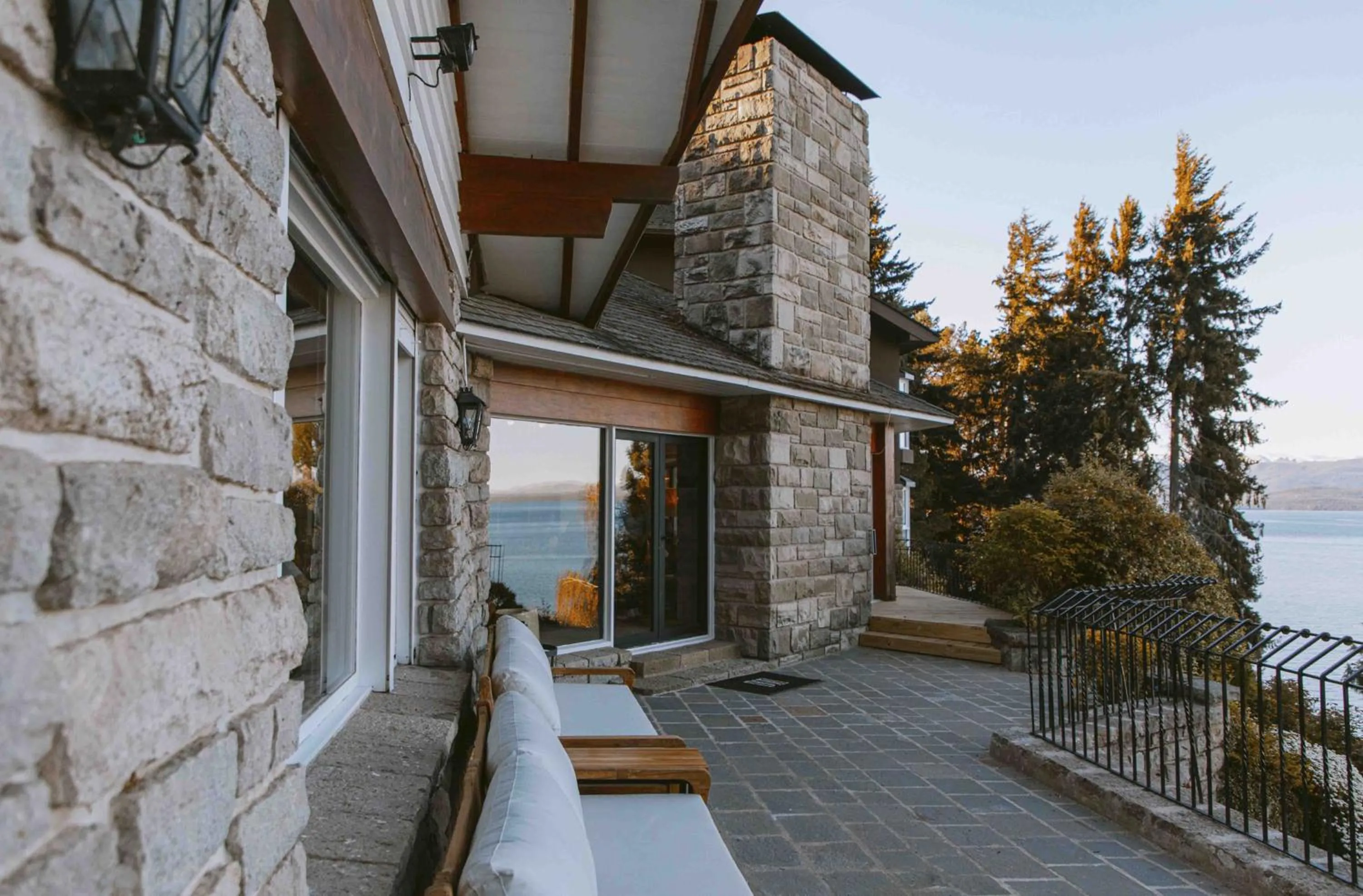 Property building in La Cascada Casa Patagónica by DON