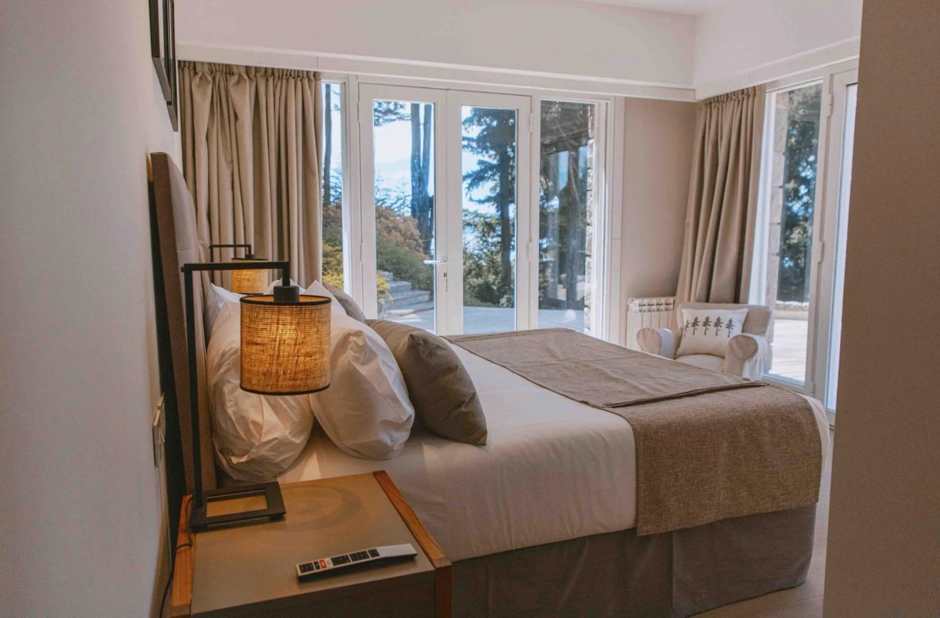 Photo of the whole room, Bed in La Cascada Casa Patagónica by DON