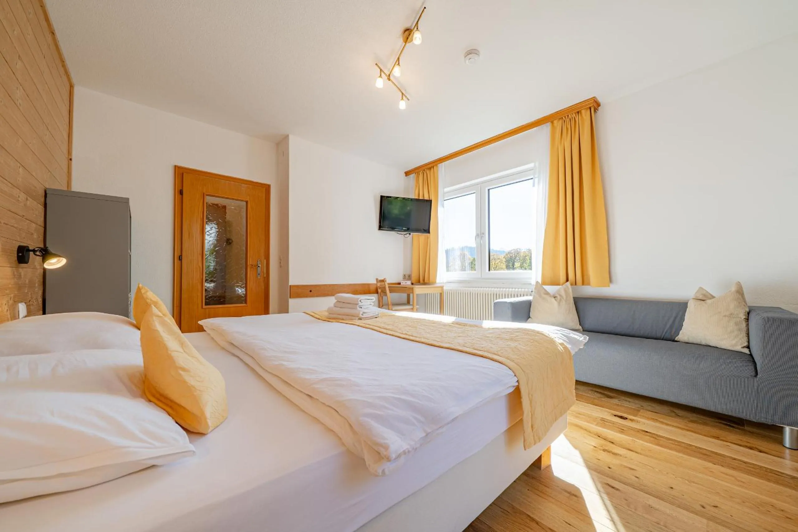 Photo of the whole room, Bed in Pension Hofweyer