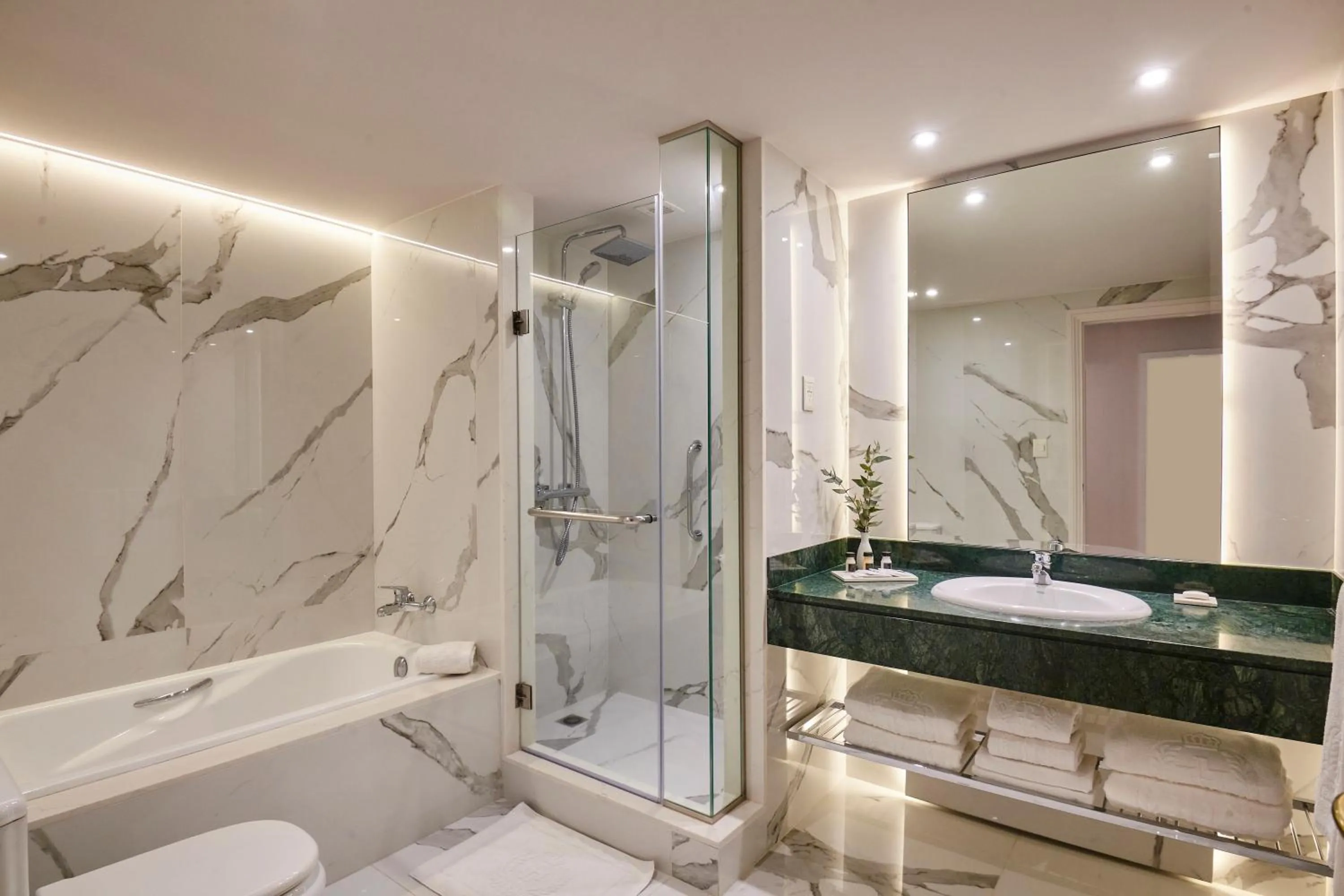 Bathroom in Emperador Hotel Buenos Aires