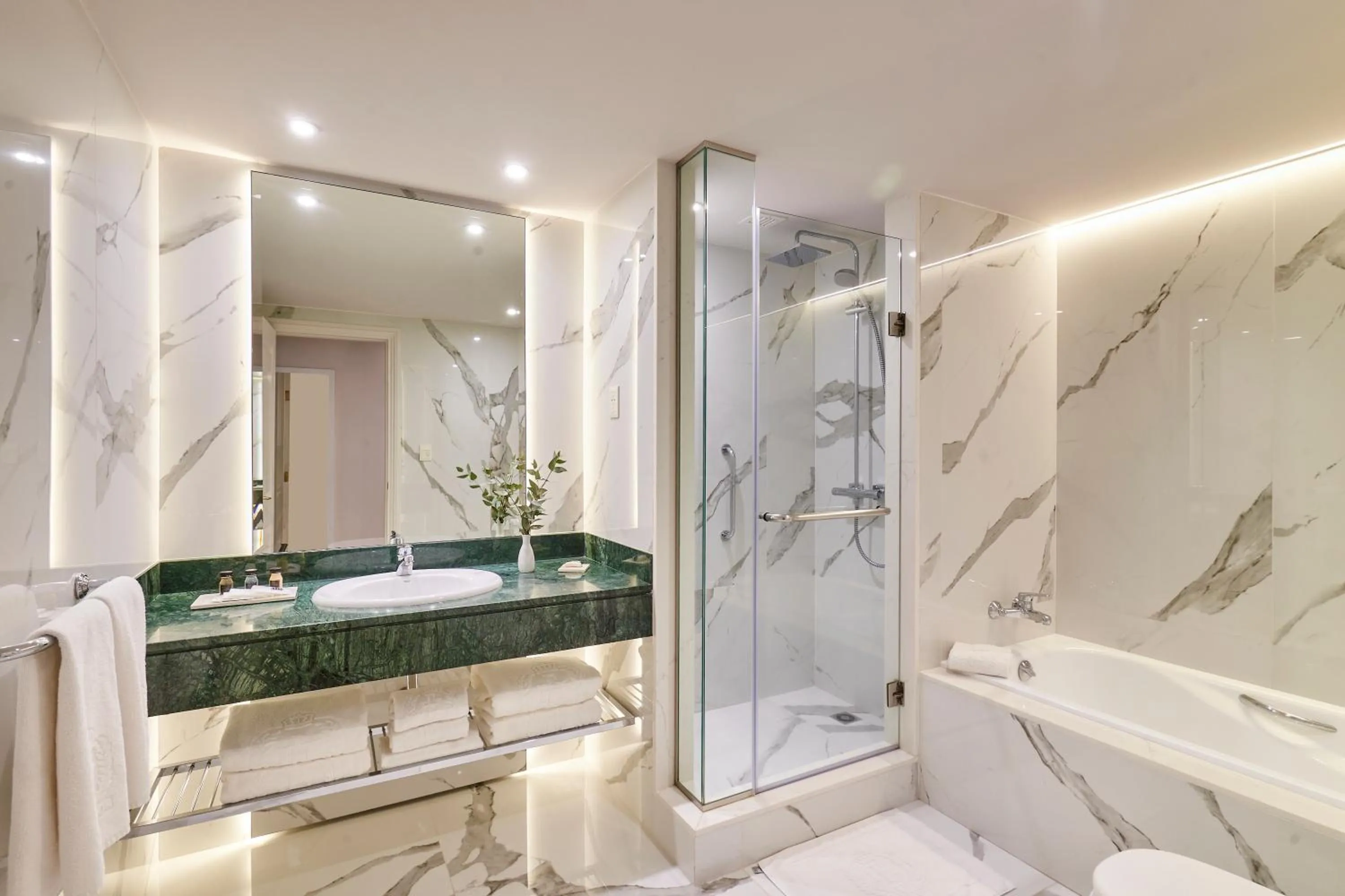 Bathroom in Emperador Hotel Buenos Aires