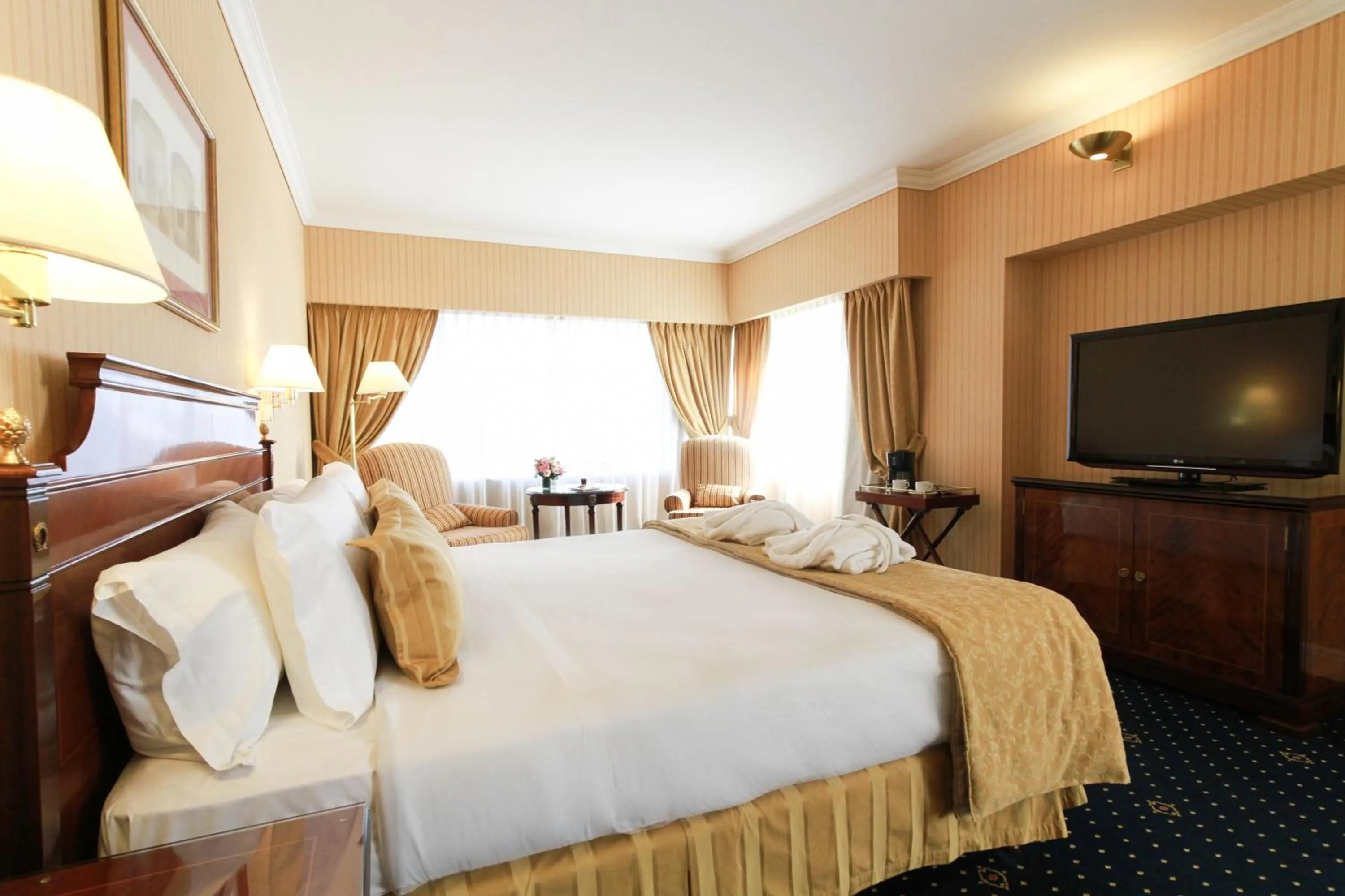 Bedroom, Bed in Emperador Hotel Buenos Aires