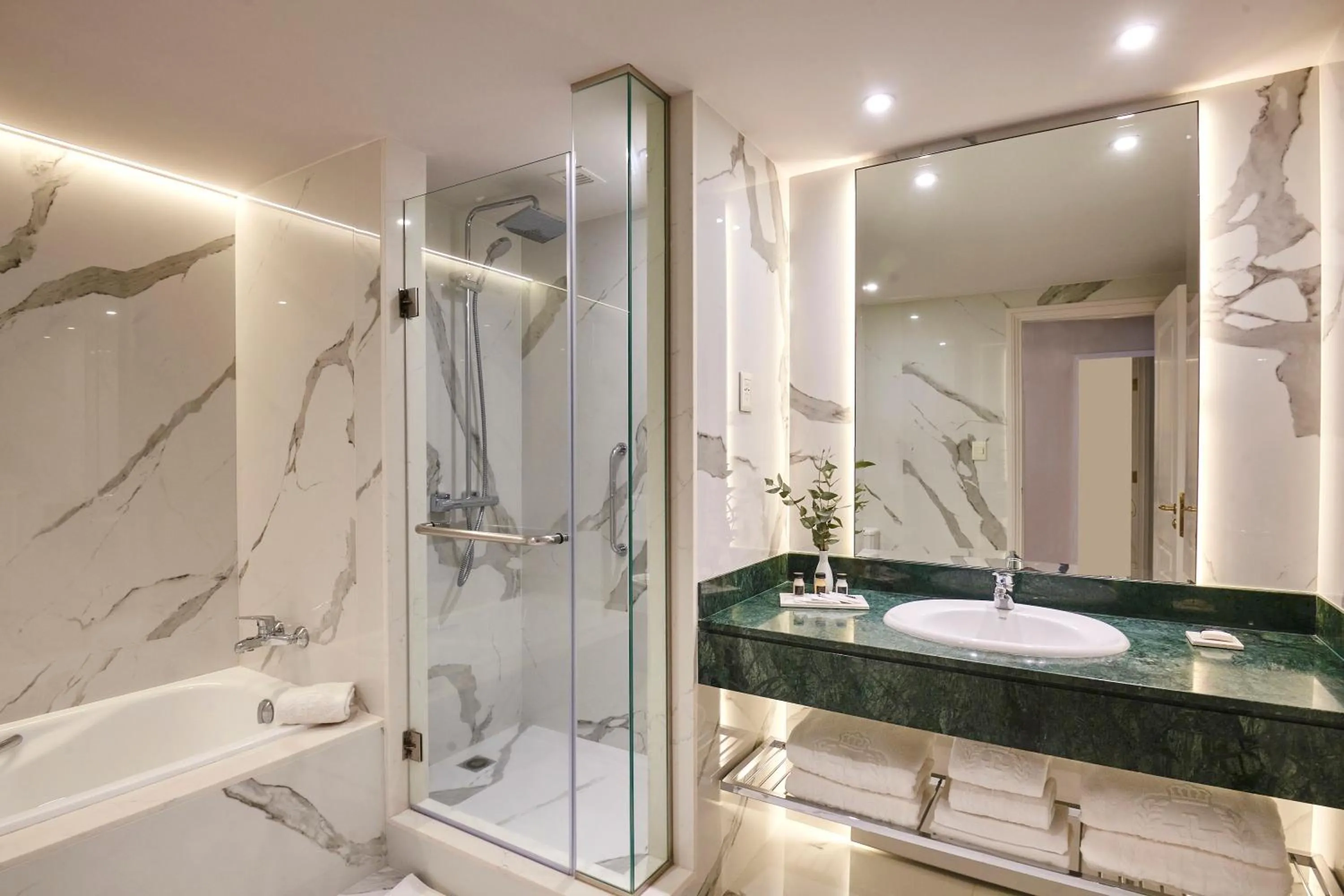 Bathroom in Emperador Hotel Buenos Aires