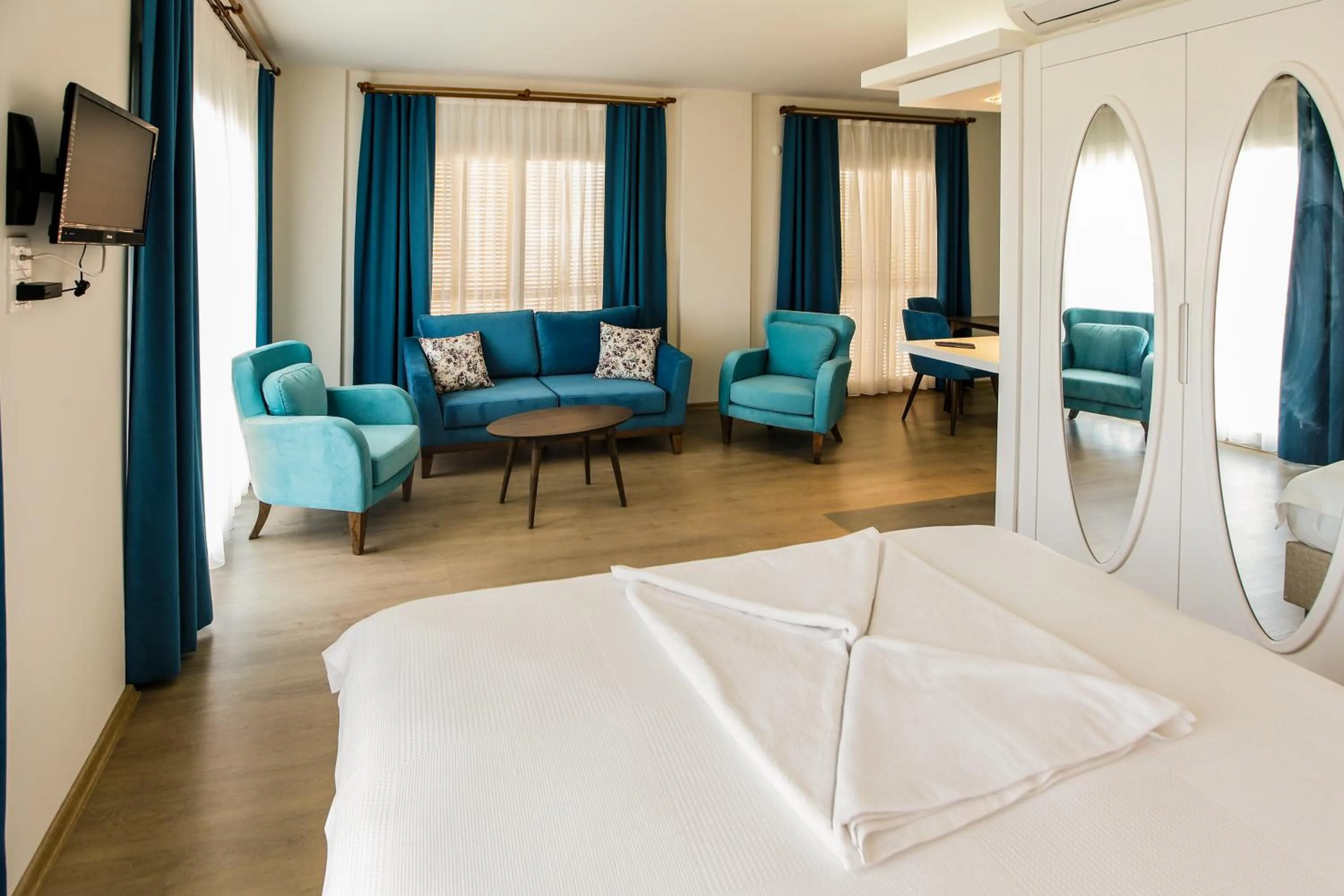 Day, Bed in Clementin Suits Sigacık