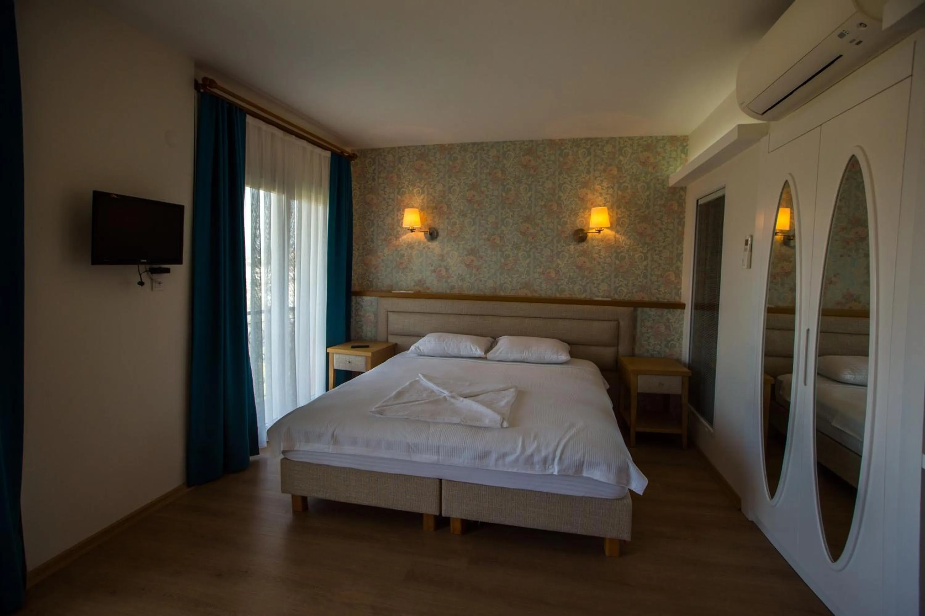 Day, Bed in Clementin Suits Sigacık