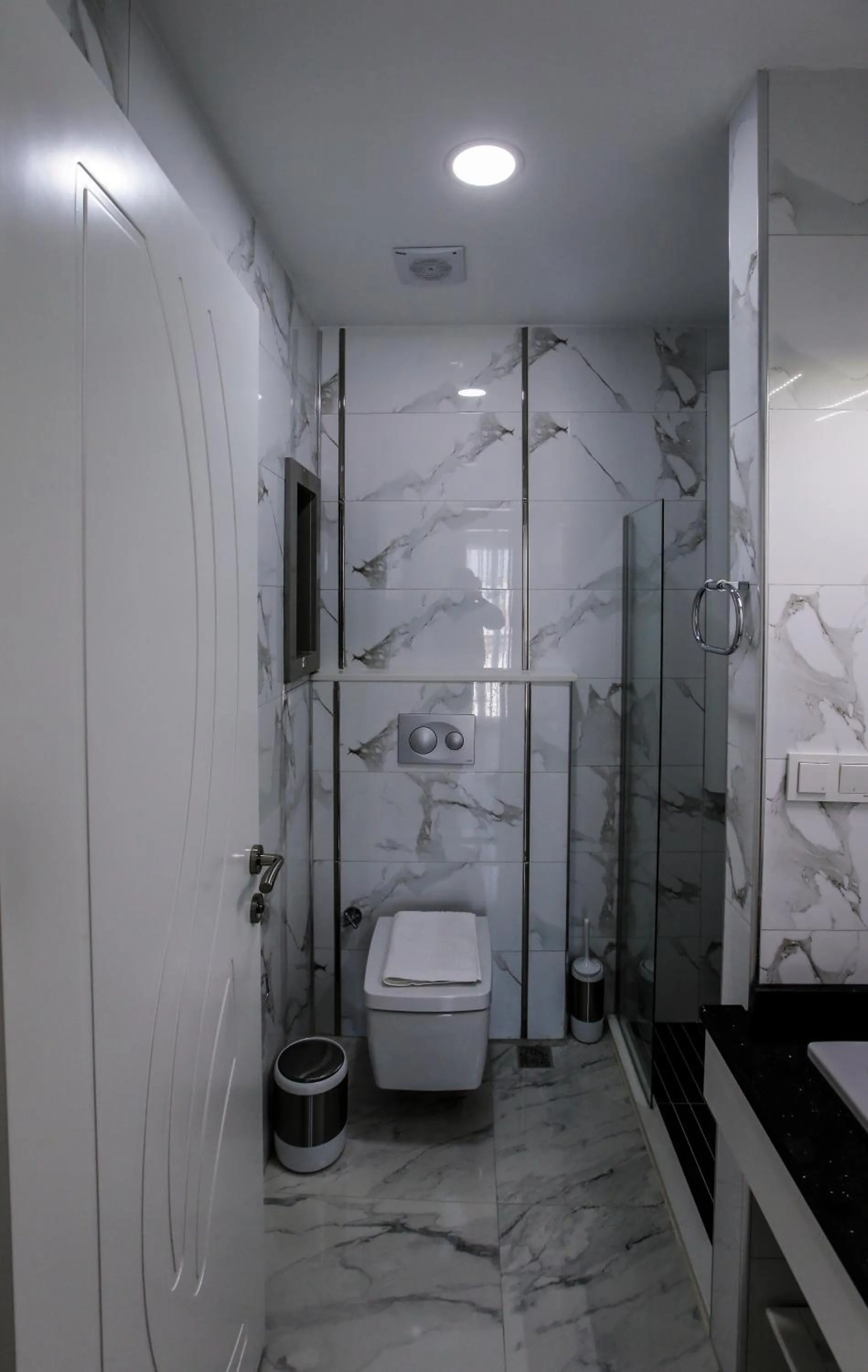 Toilet in Clementin Suits Sigacık