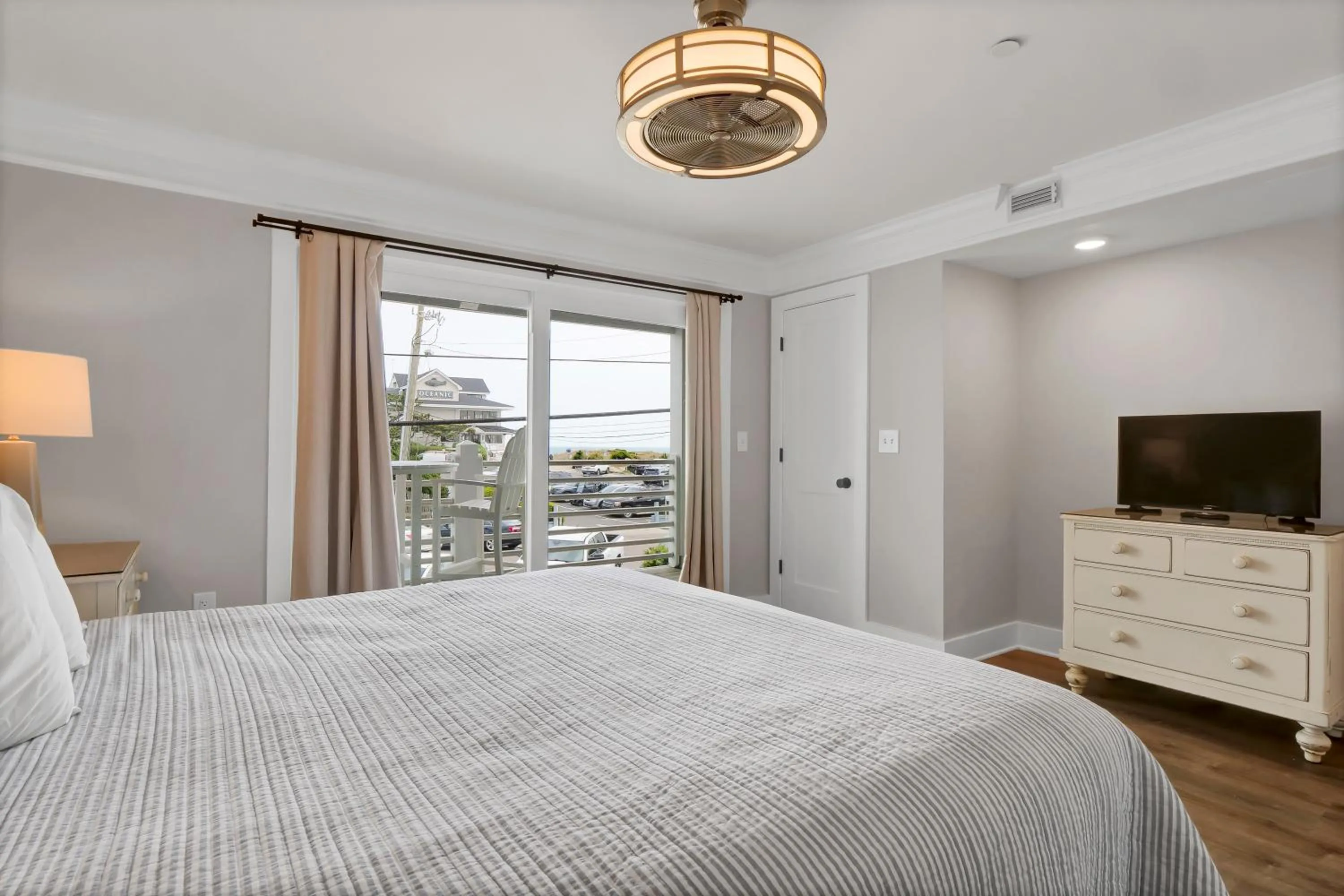 Bedroom, Bed in Sandpeddler Inn and Suites