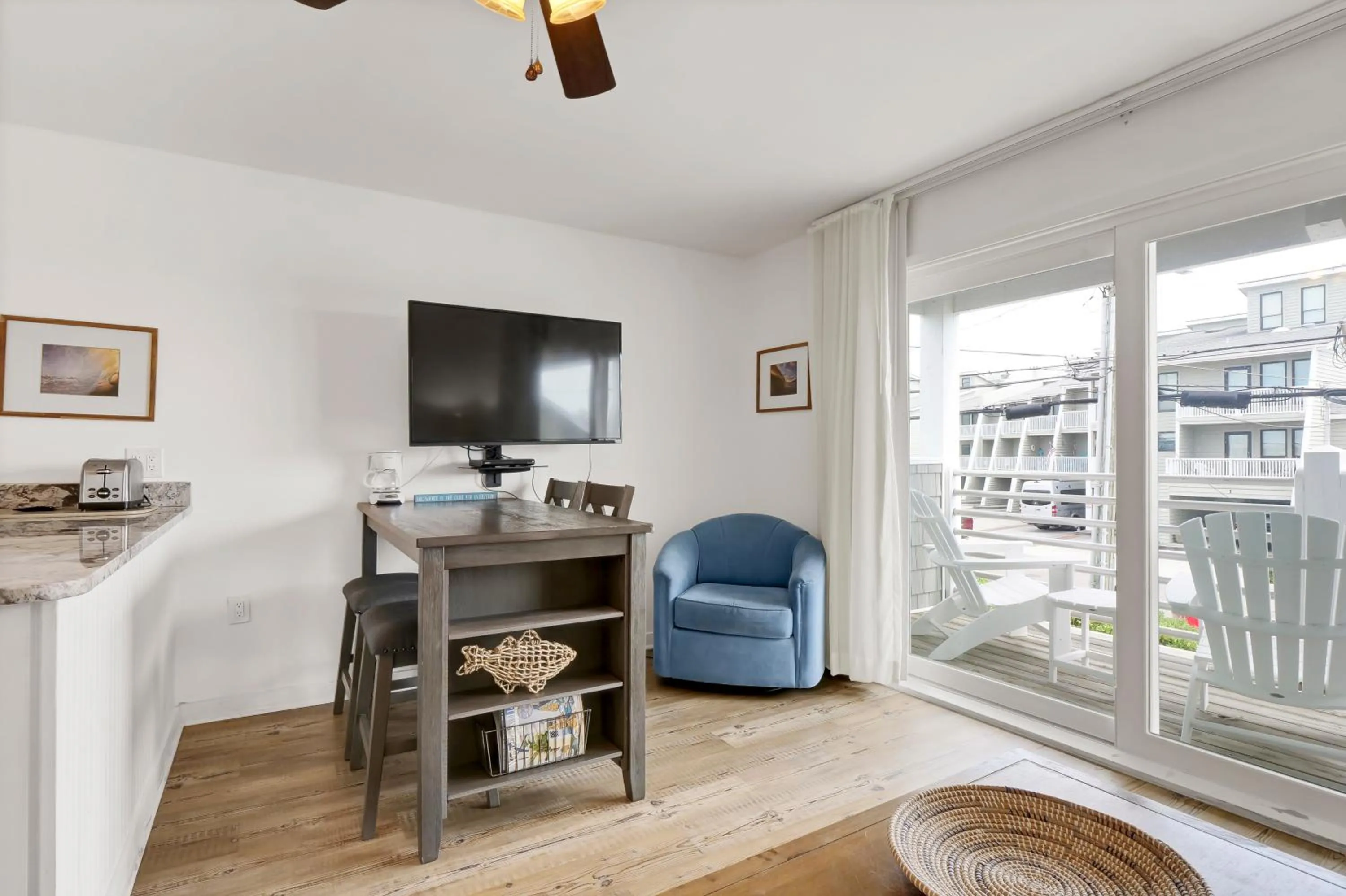 TV and multimedia in Sandpeddler Inn and Suites