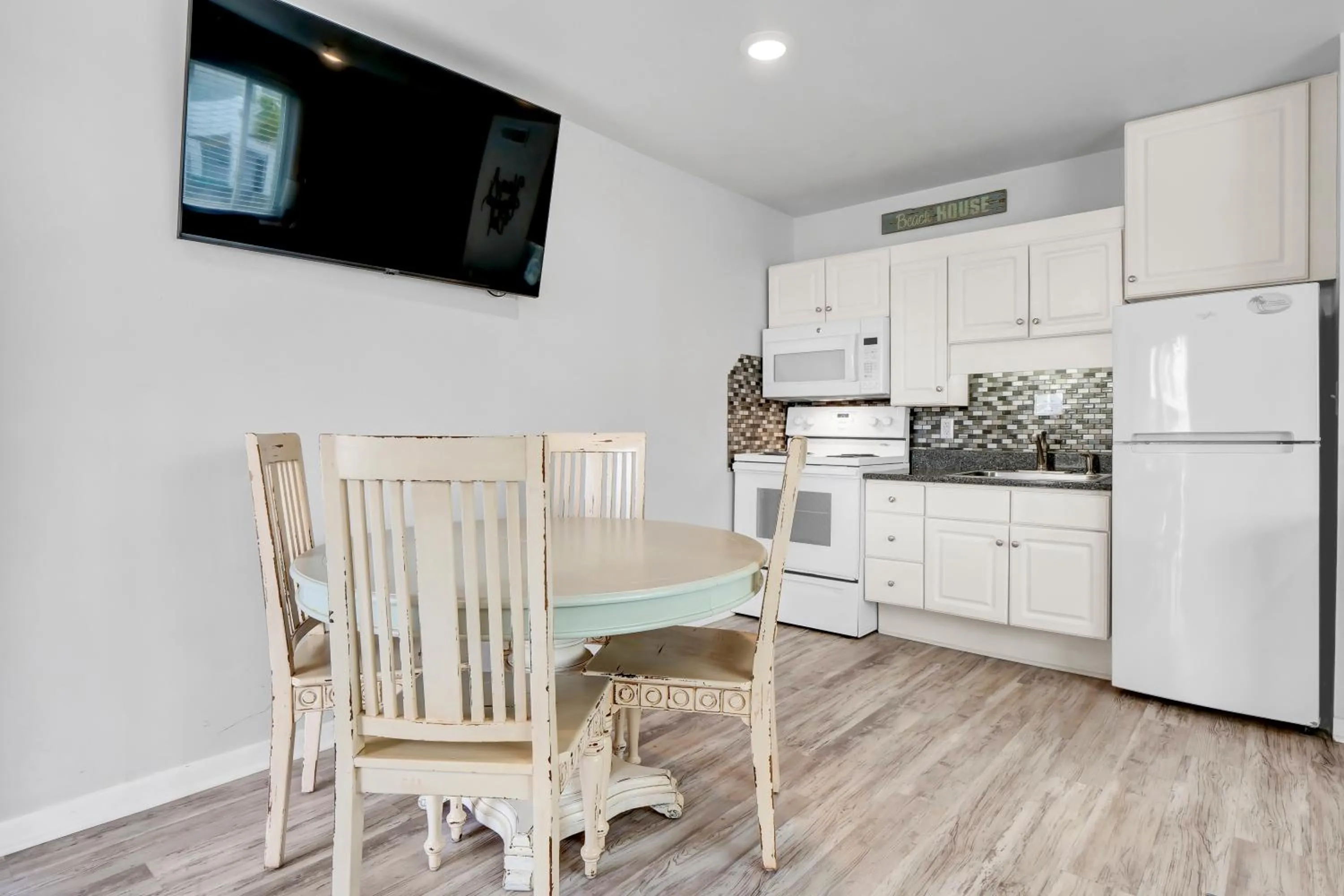 Kitchen or kitchenette in Sandpeddler Inn and Suites