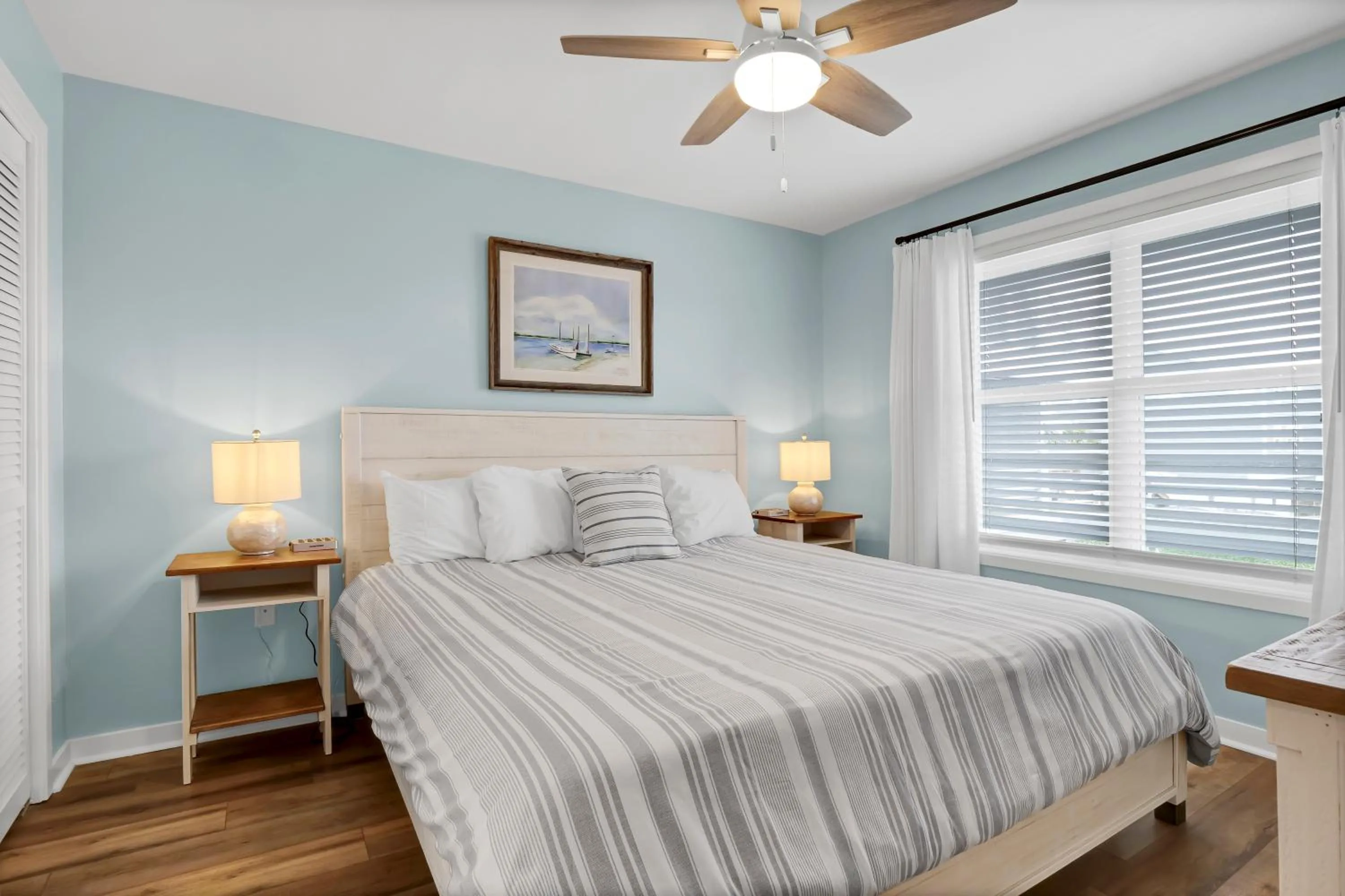 Bedroom, Bed in Sandpeddler Inn and Suites