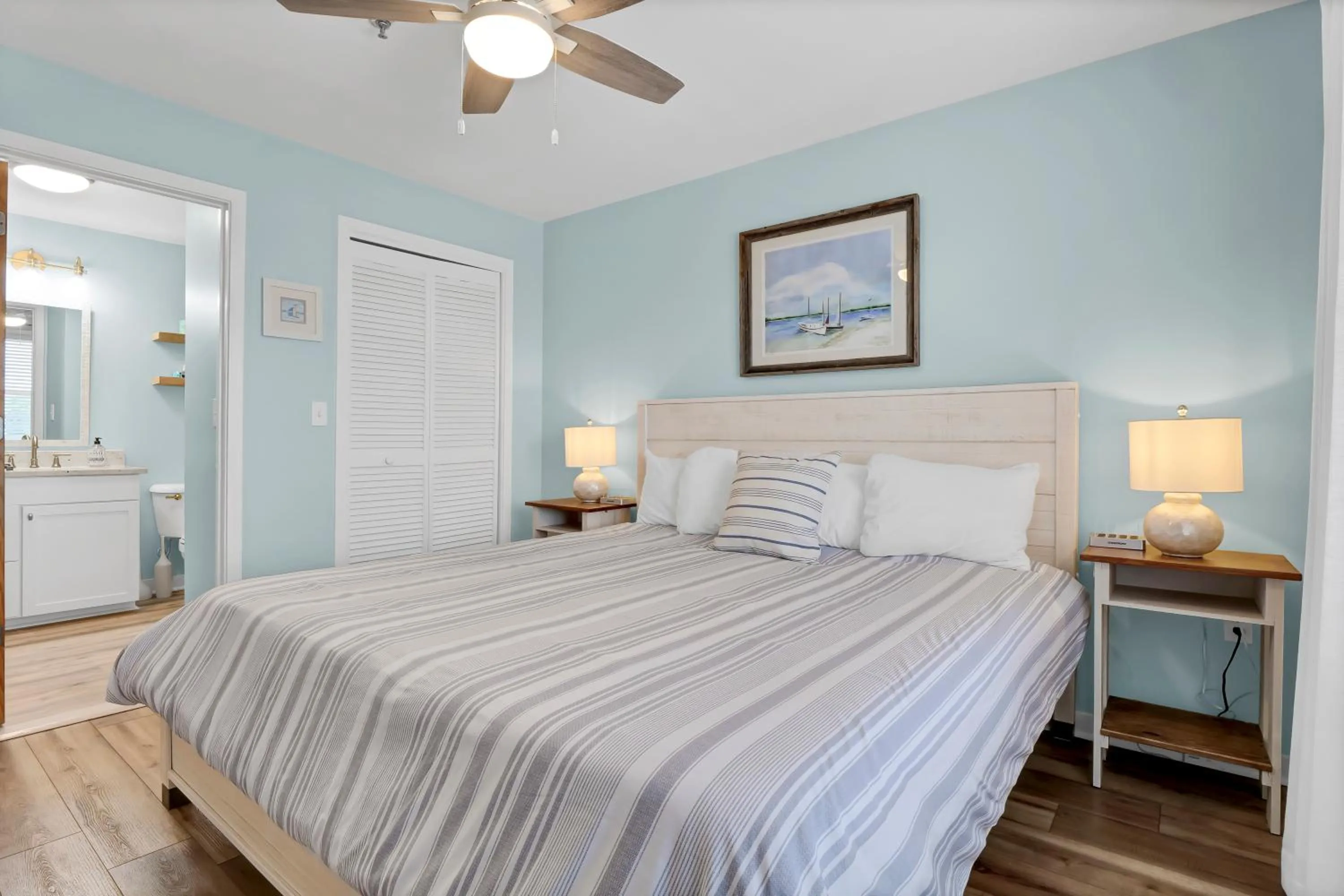 Bedroom, Bed in Sandpeddler Inn and Suites